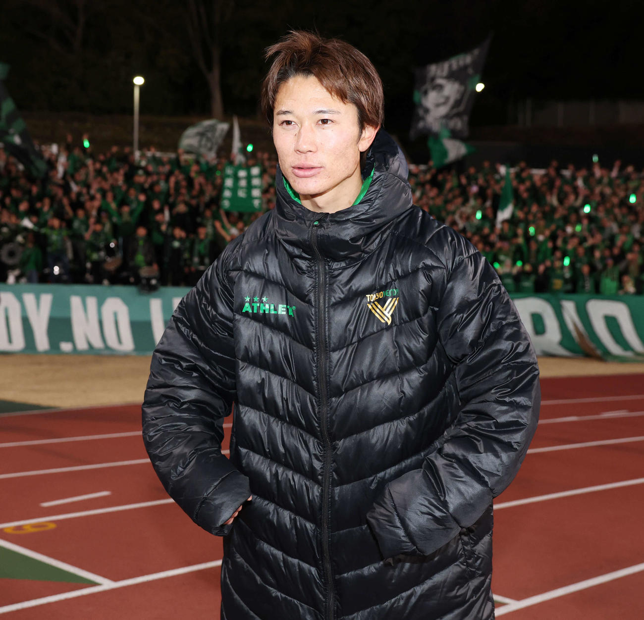 町田対東京V　決勝点を決めた東京V斎藤はポーズを決める（撮影・宮地輝）