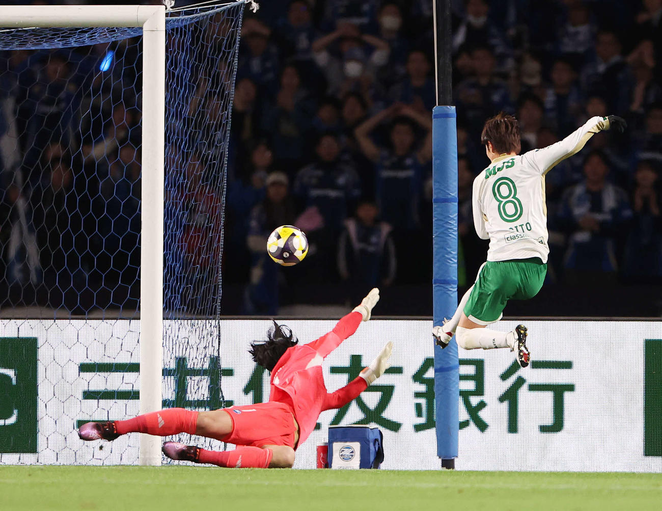町田対東京V　前半、先制ゴールを決める東京V斎藤（撮影・宮地輝）