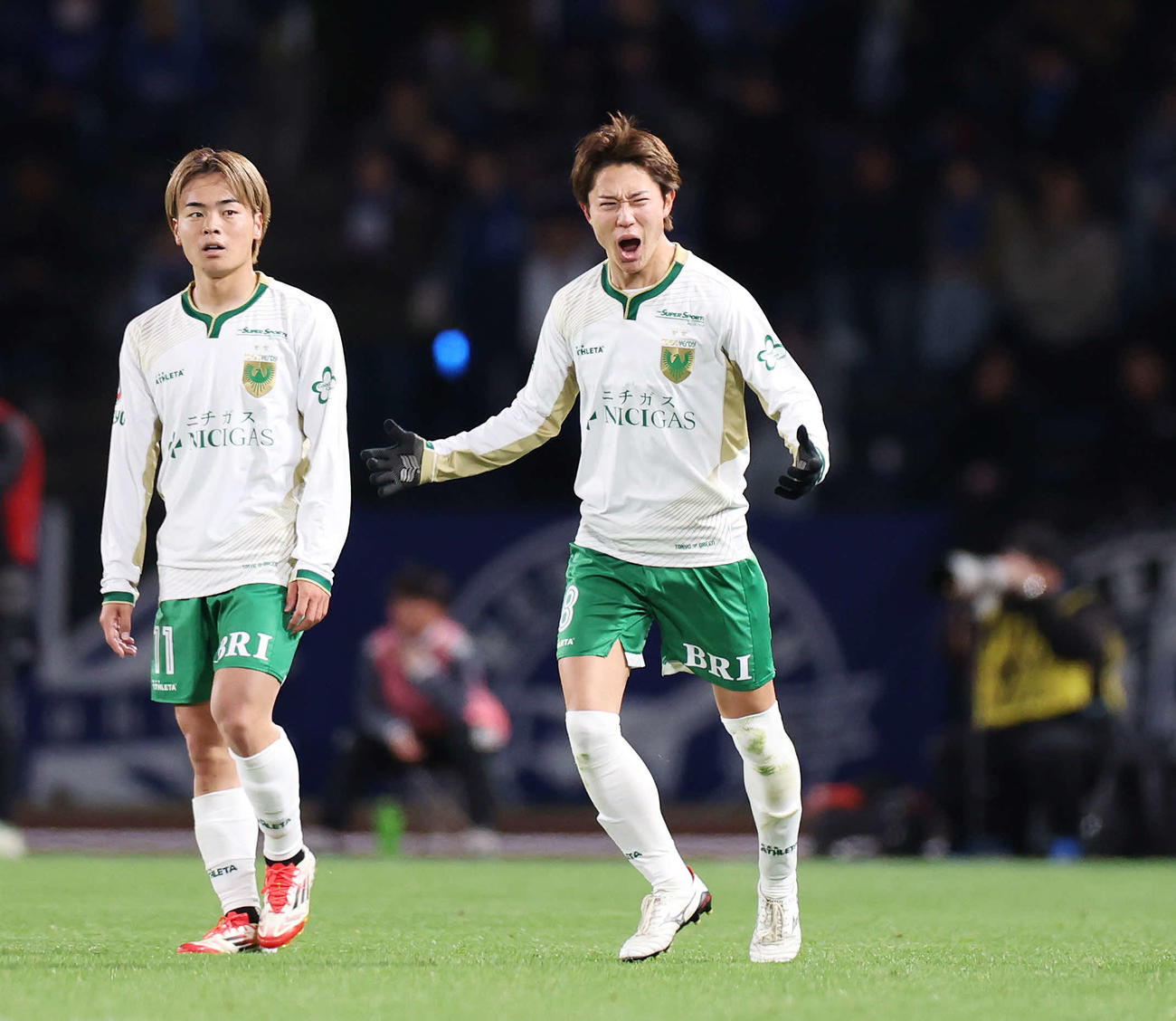 町田対東京V　前半、先制ゴールを決め喜ぶ東京V斎藤（右）（撮影・宮地輝）