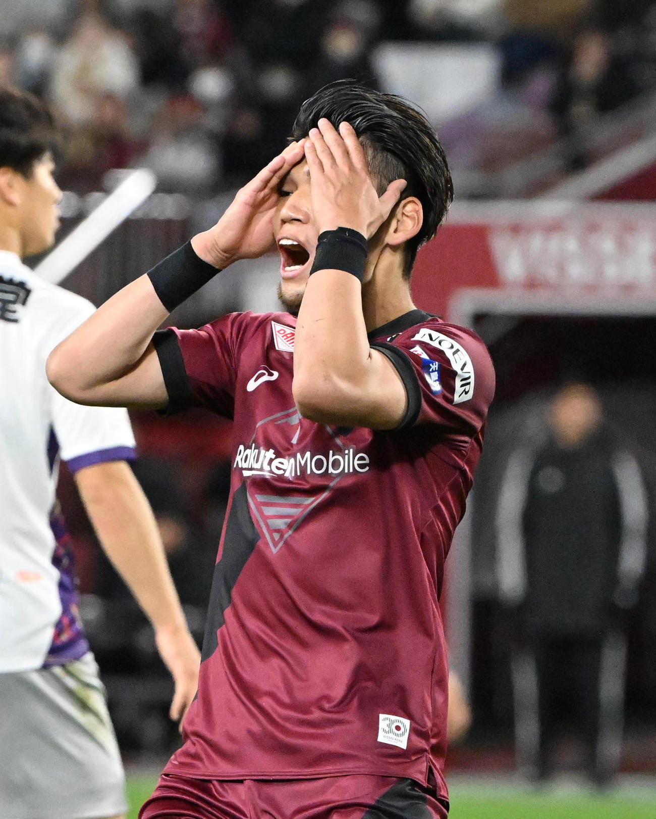 神戸対京都　前半、ゴールを外し悔しがる神戸佐々木（左）（撮影・石井愛子）