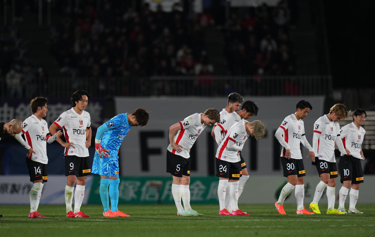 湘南対浦和　試合後、悔しがる浦和の選手たち（撮影・狩俣裕三）