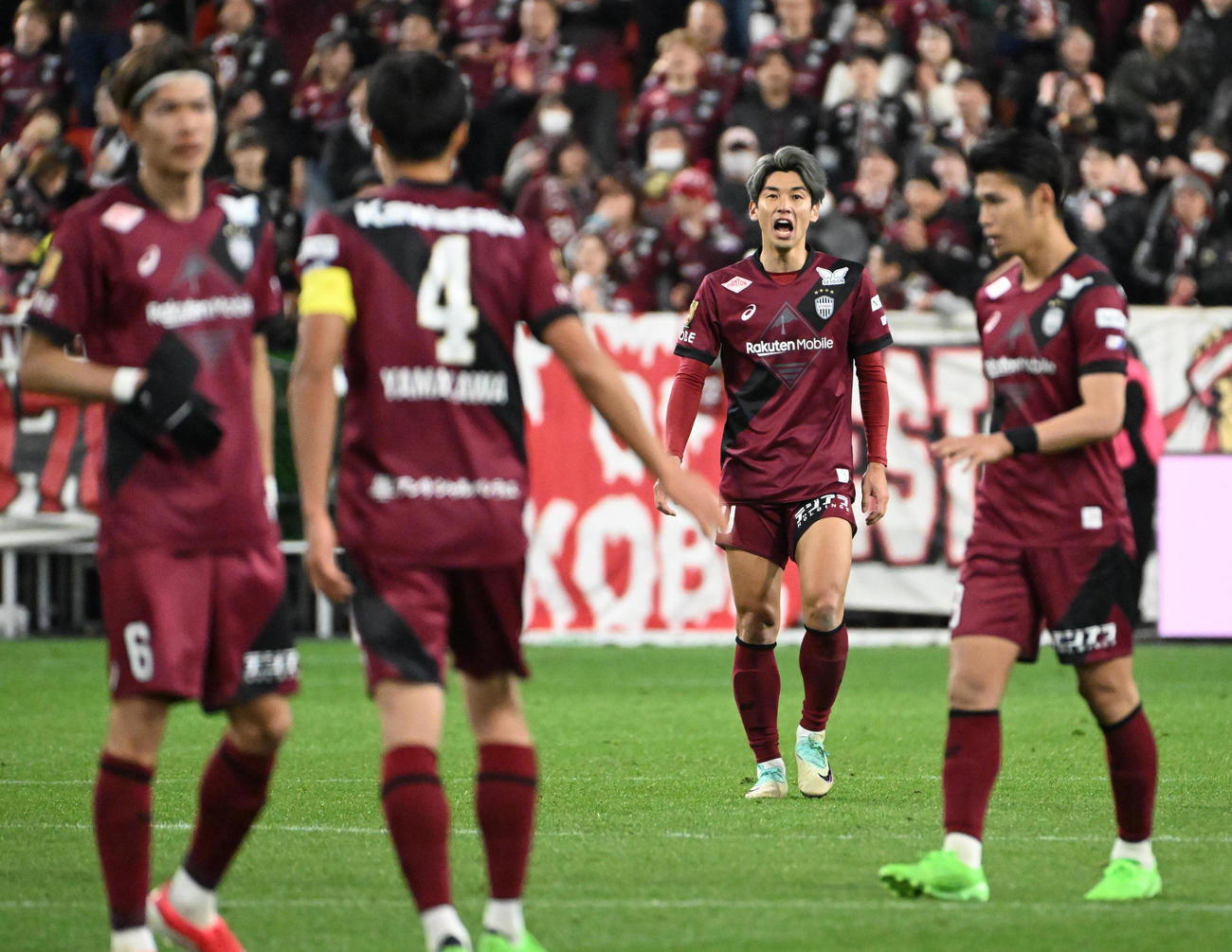 神戸対京都　試合終了後、神戸イレブンに声をかける神戸大迫（撮影・石井愛子）