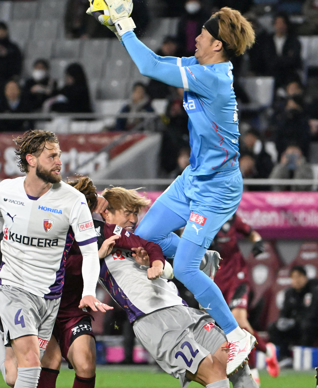 神戸対京都　前半、ゴールを守り京都須貝（中央下）と接触する京都GK太田（右）（撮影・石井愛子）