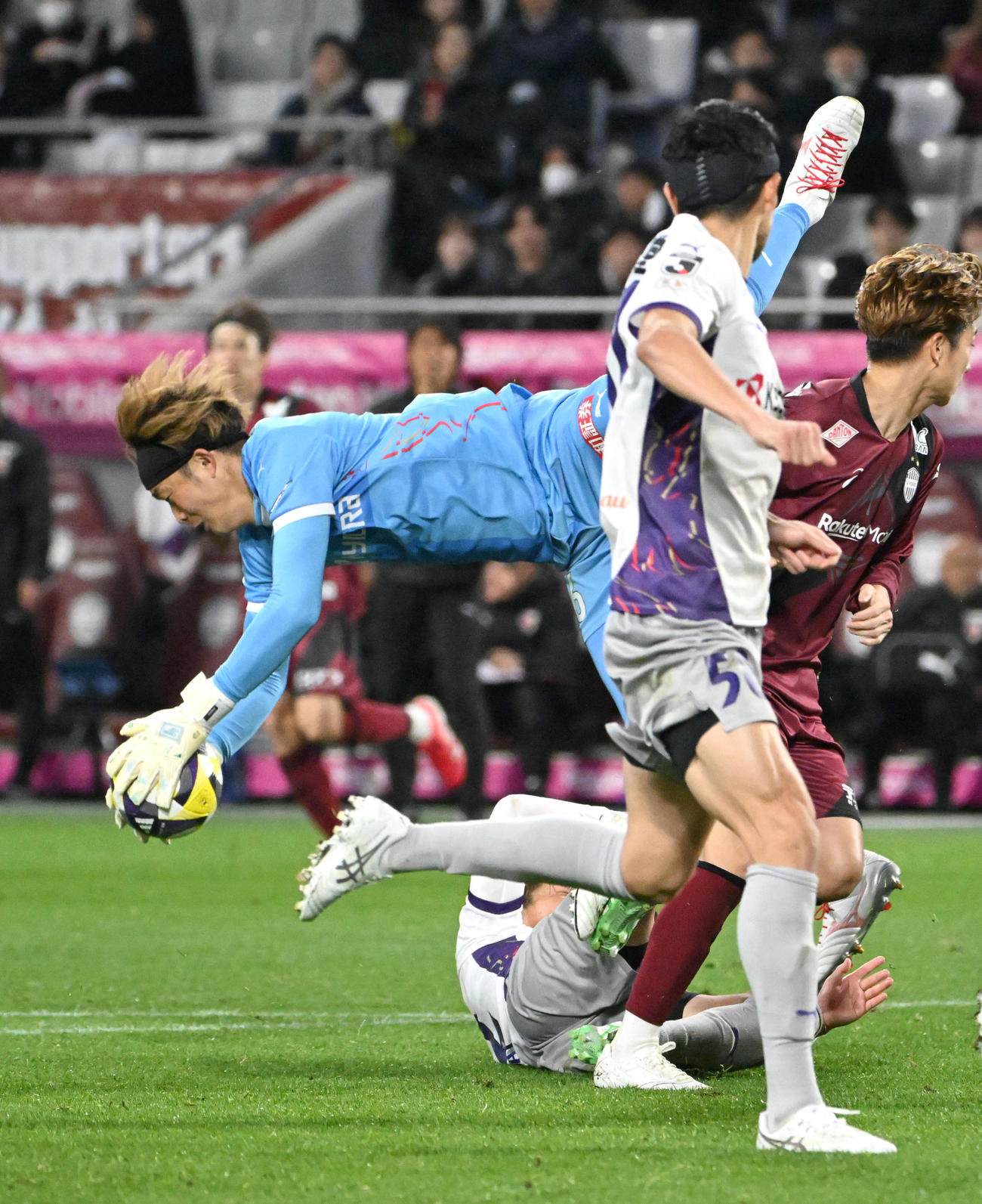 神戸対京都　前半、ゴールを守り京都須貝（中央下）と接触する京都GK太田（左）（撮影・石井愛子）