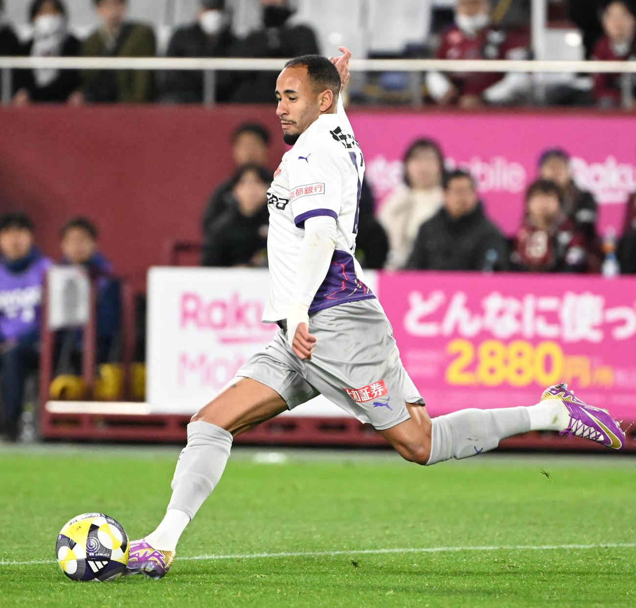 神戸対京都　前半、パスを出す京都マルコ・トゥーリオ（撮影・石井愛子）