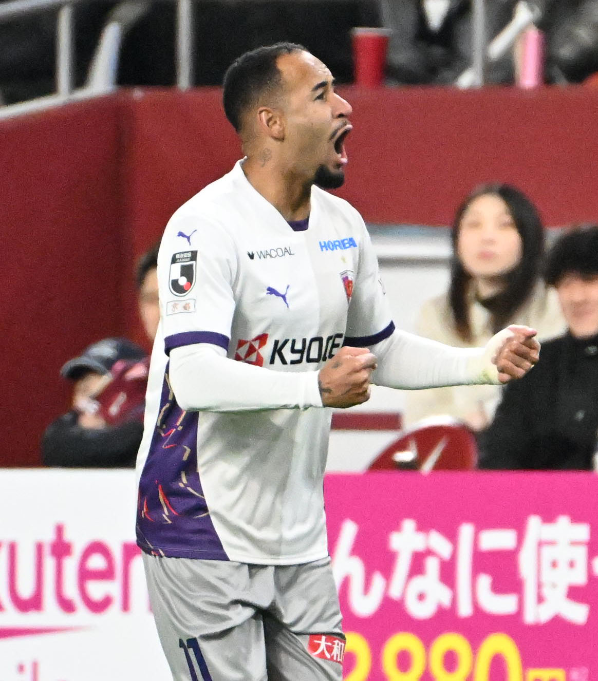 神戸対京都　前半、ゴールを決め喜ぶ京都トゥーリオ（撮影・石井愛子）