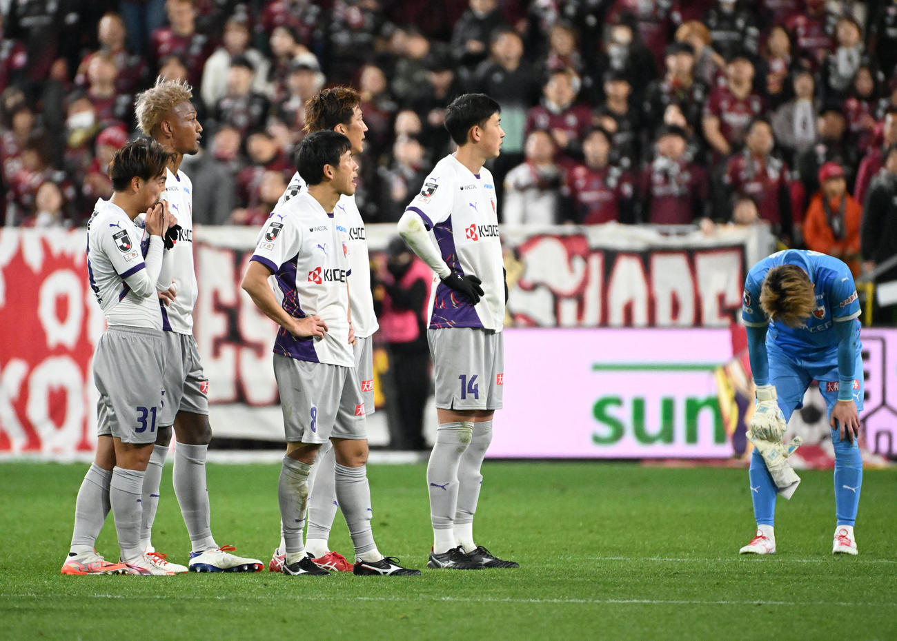神戸対京都　引き分けに終わり肩を落とす京都イレブン（撮影・石井愛子）