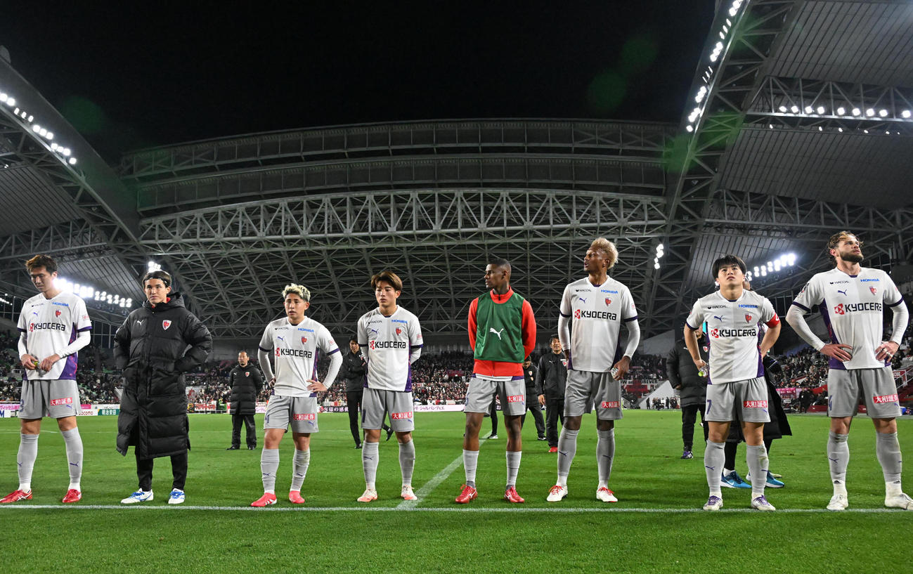 神戸対京都　試合終了後、サポーターにあいさつをする京都イレブン（撮影・石井愛子）