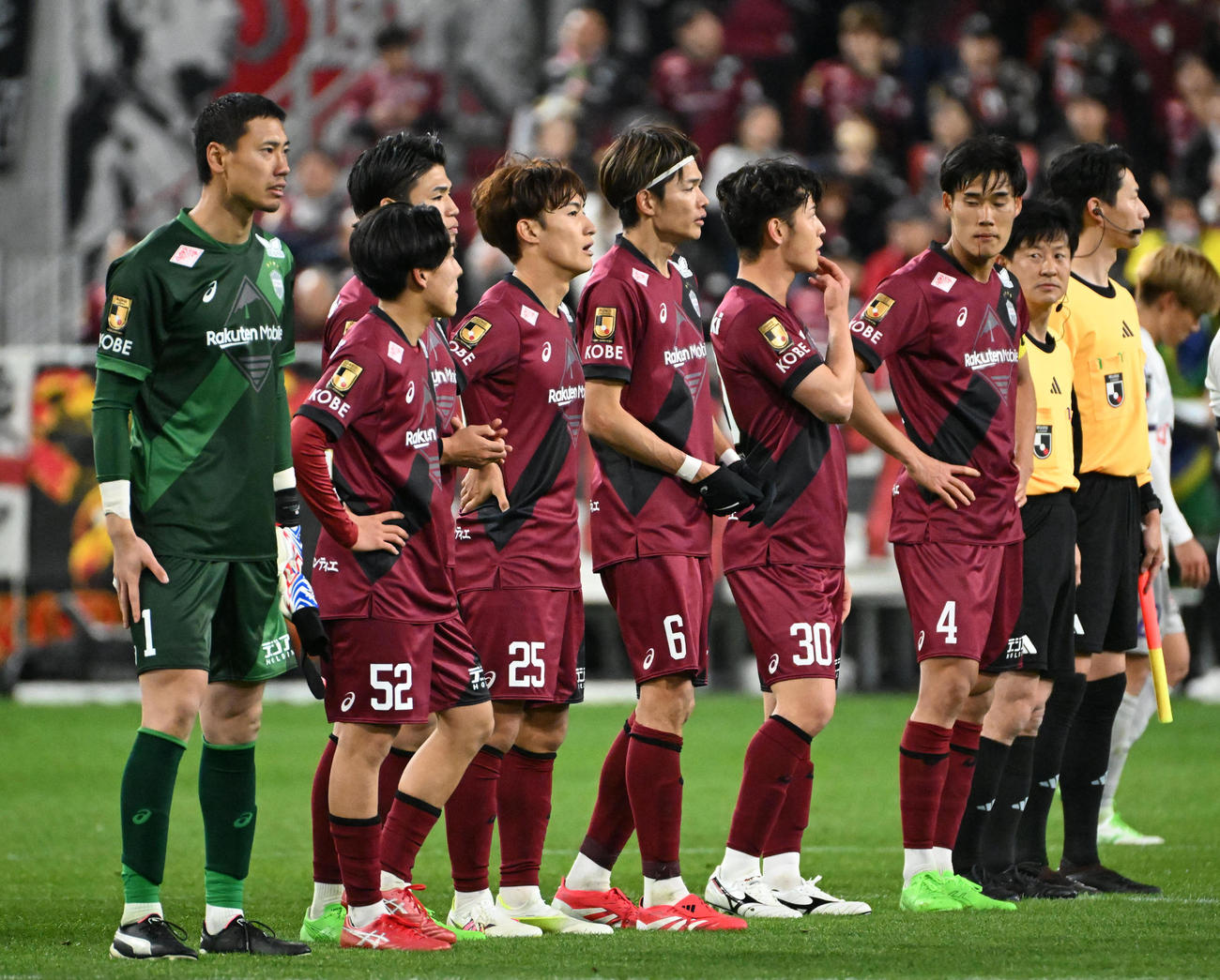 神戸対京都　試合終了後、整列する神戸イレブン（撮影・石井愛子）