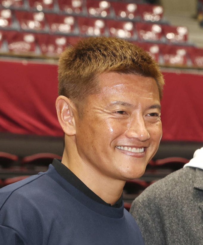 中村憲剛引退試合前夜祭　ゼロ距離交流会でサポーターと笑顔で記念撮影する播戸（左）と藤本（撮影・宮地輝）
