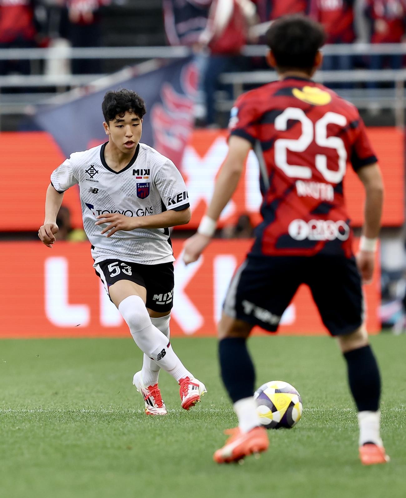 鹿島対東京　後半、ドリブルで攻め込む東京北原（撮影・河田真司）