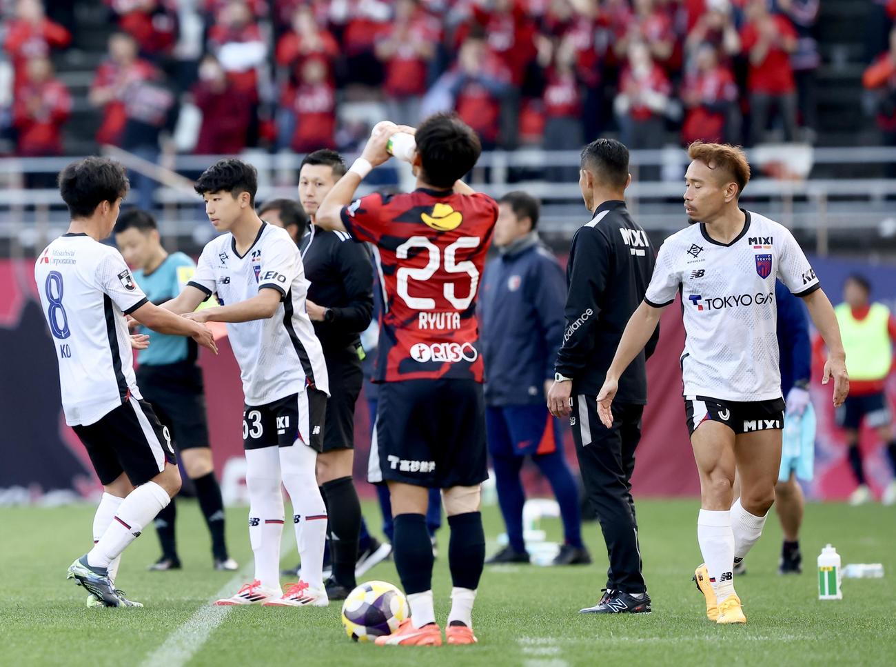 鹿島対東京　後半、ピッチに入る東京北原（左から2人目）（撮影・河田真司）