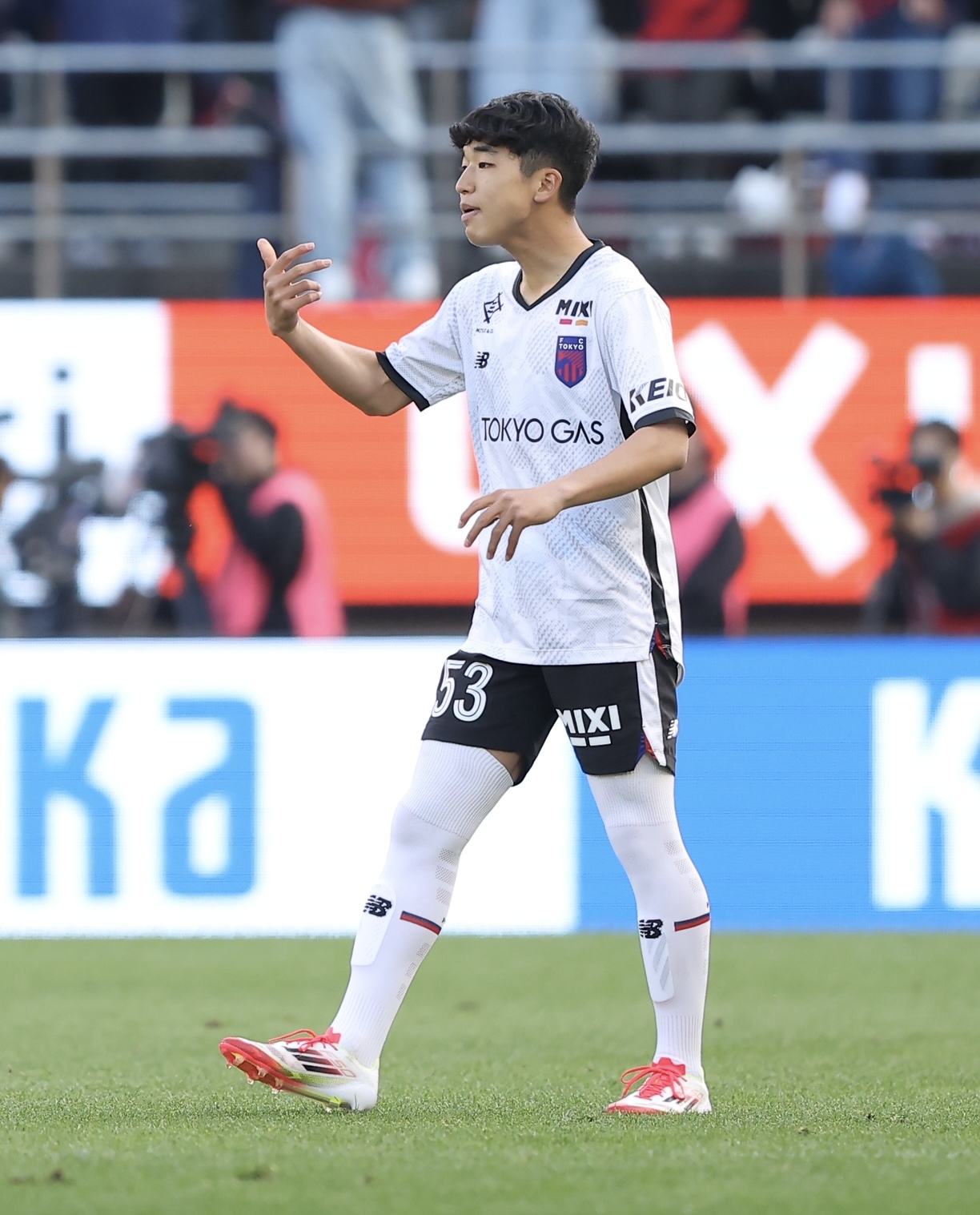 鹿島対東京　後半、ピッチに入る東京北原（撮影・河田真司）