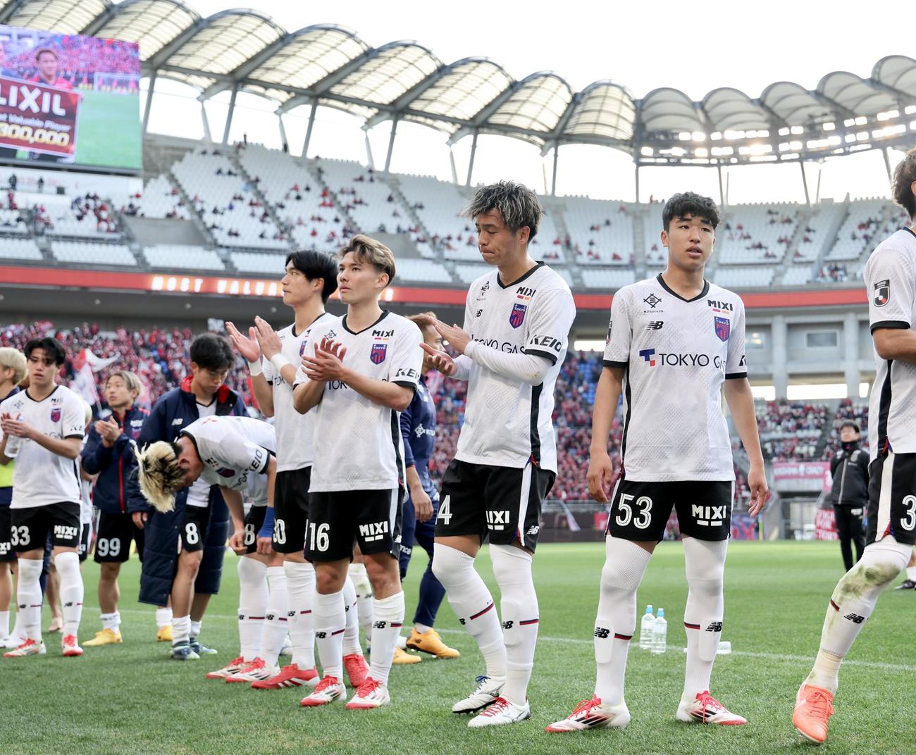 鹿島対東京　鹿島に敗れ、あいさつする北原（右）ら東京イレブン（撮影・河田真司）