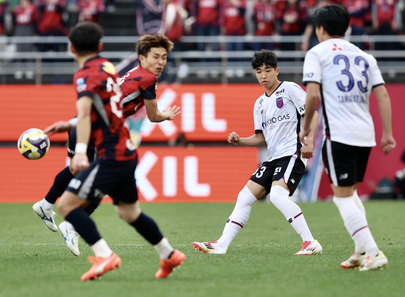 鹿島対東京　後半、ボールを回す東京MF北原（後方右）（撮影・河田真司）