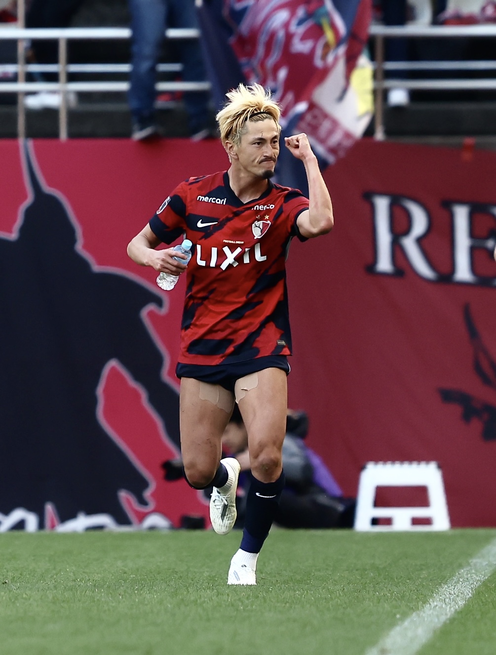 鹿島対東京　後半、PKで先制する鹿島鈴木（撮影・河田真司）