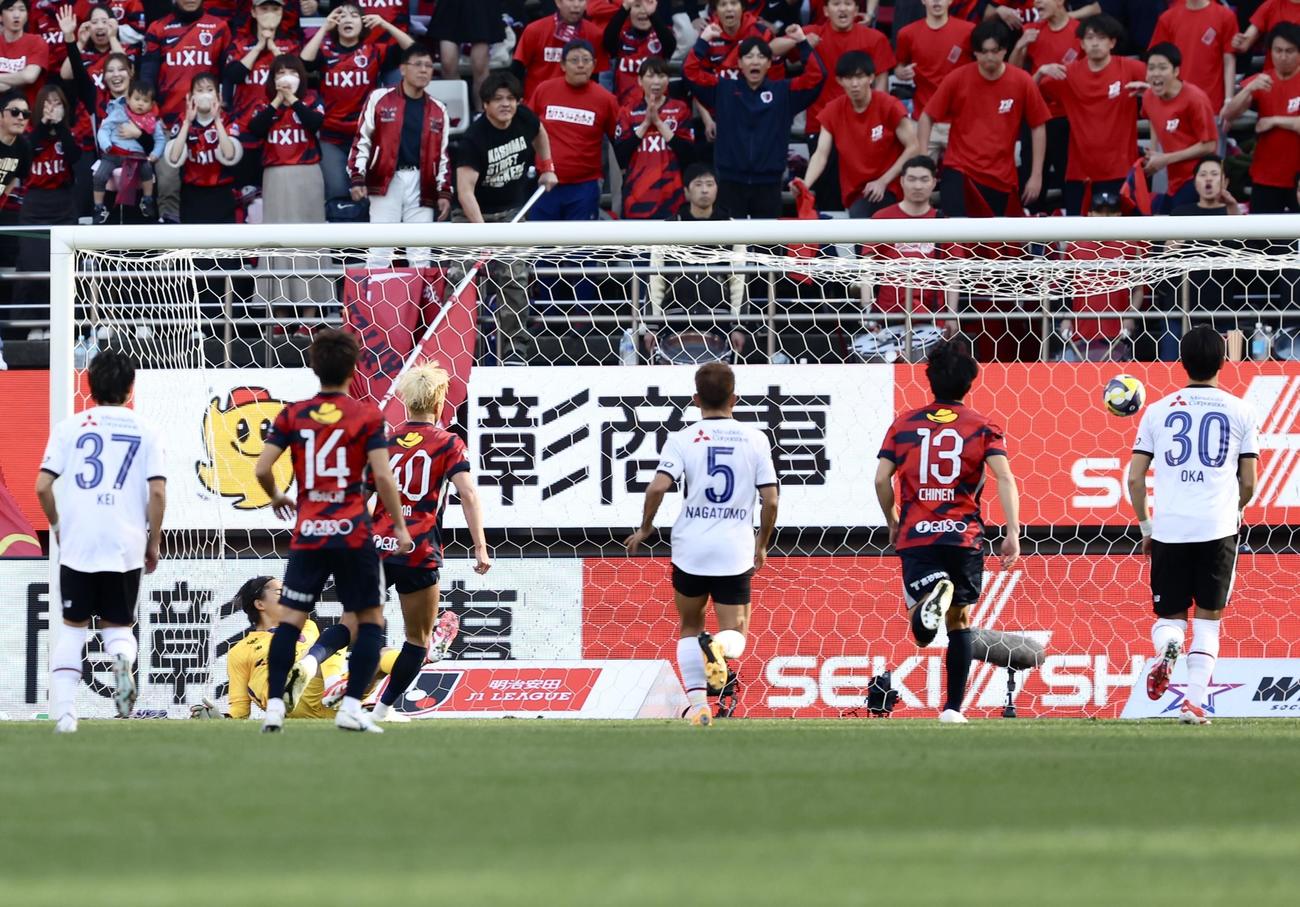 鹿島対東京　後半、PKで先制する鹿島鈴木（撮影・河田真司）