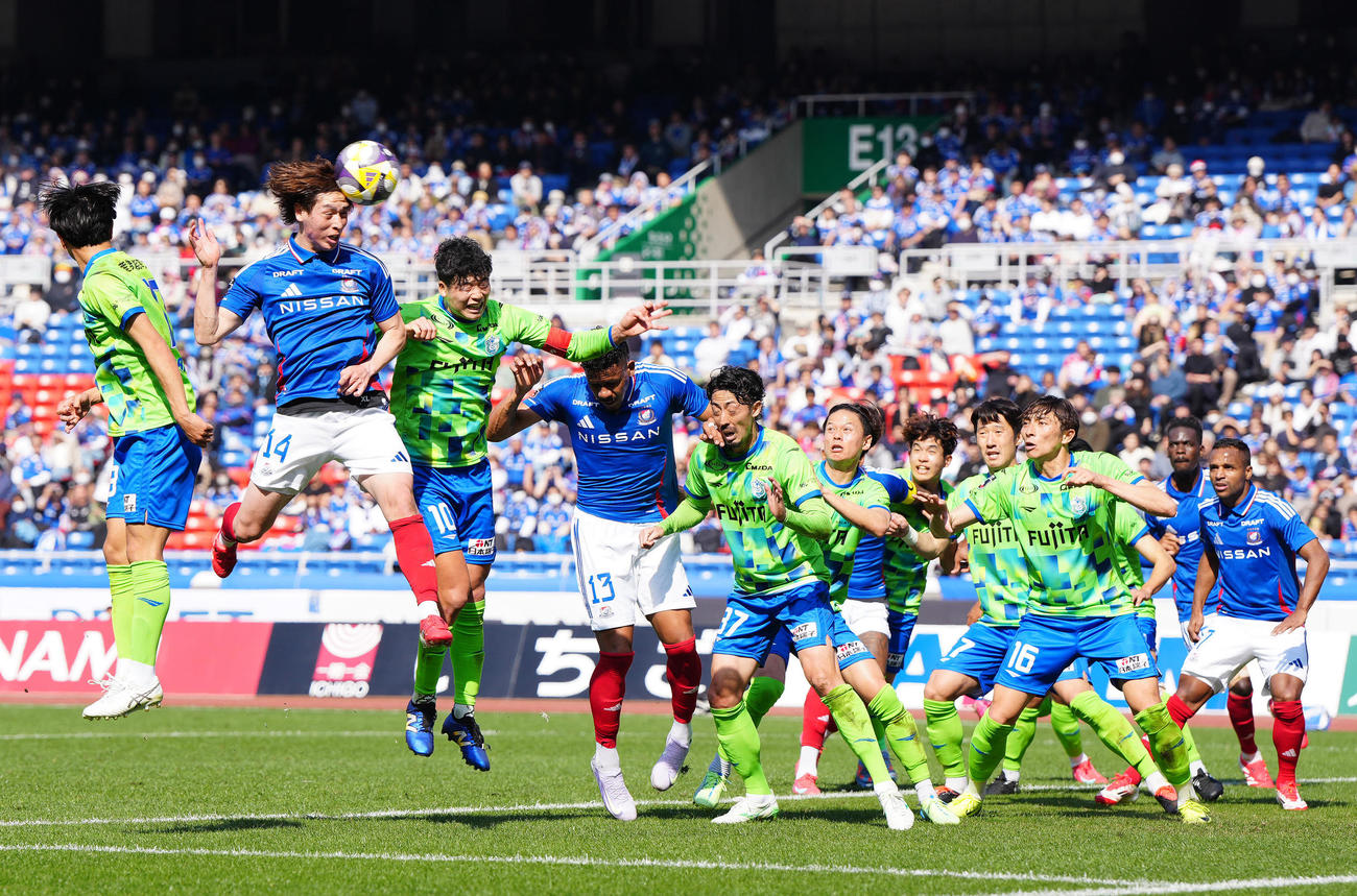 横浜対湘南　前半、CKで頭に合わせ、先制ゴールを決める横浜植中（左から2人目）（撮影・江口和貴）