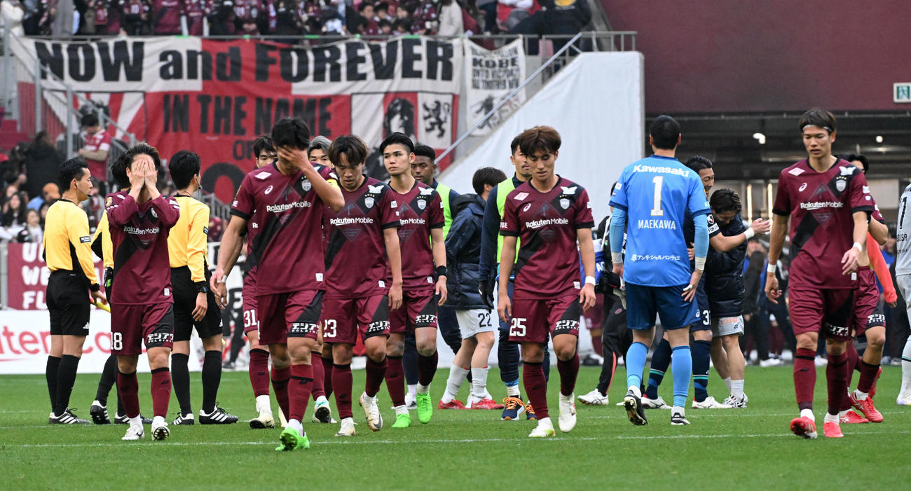 神戸対福岡　福岡に敗れがっくりする神戸イレブン（撮影・前岡正明）