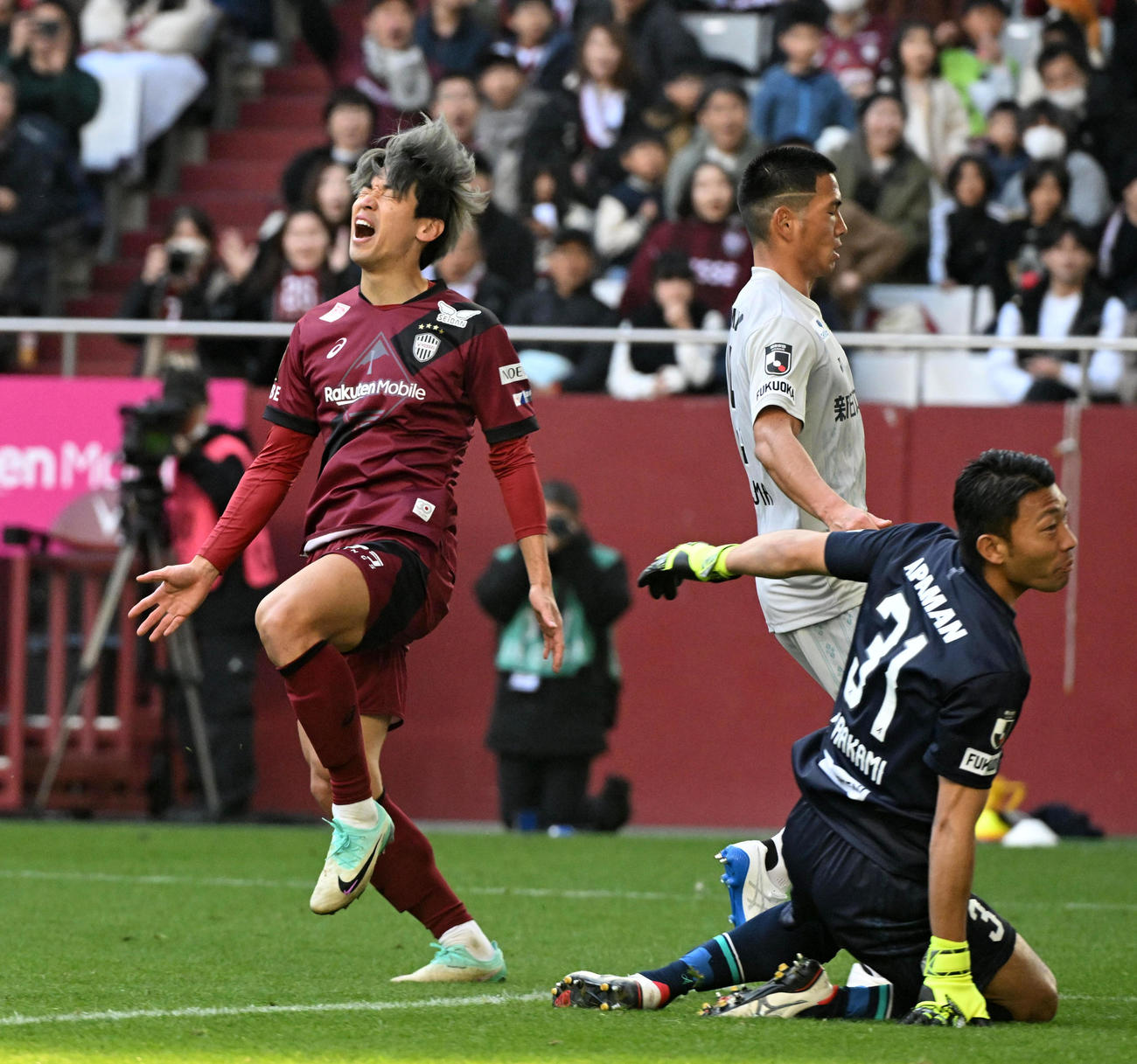 神戸対福岡　後半、シュートを外しがっくりする神戸大迫（左）（撮影・前岡正明）