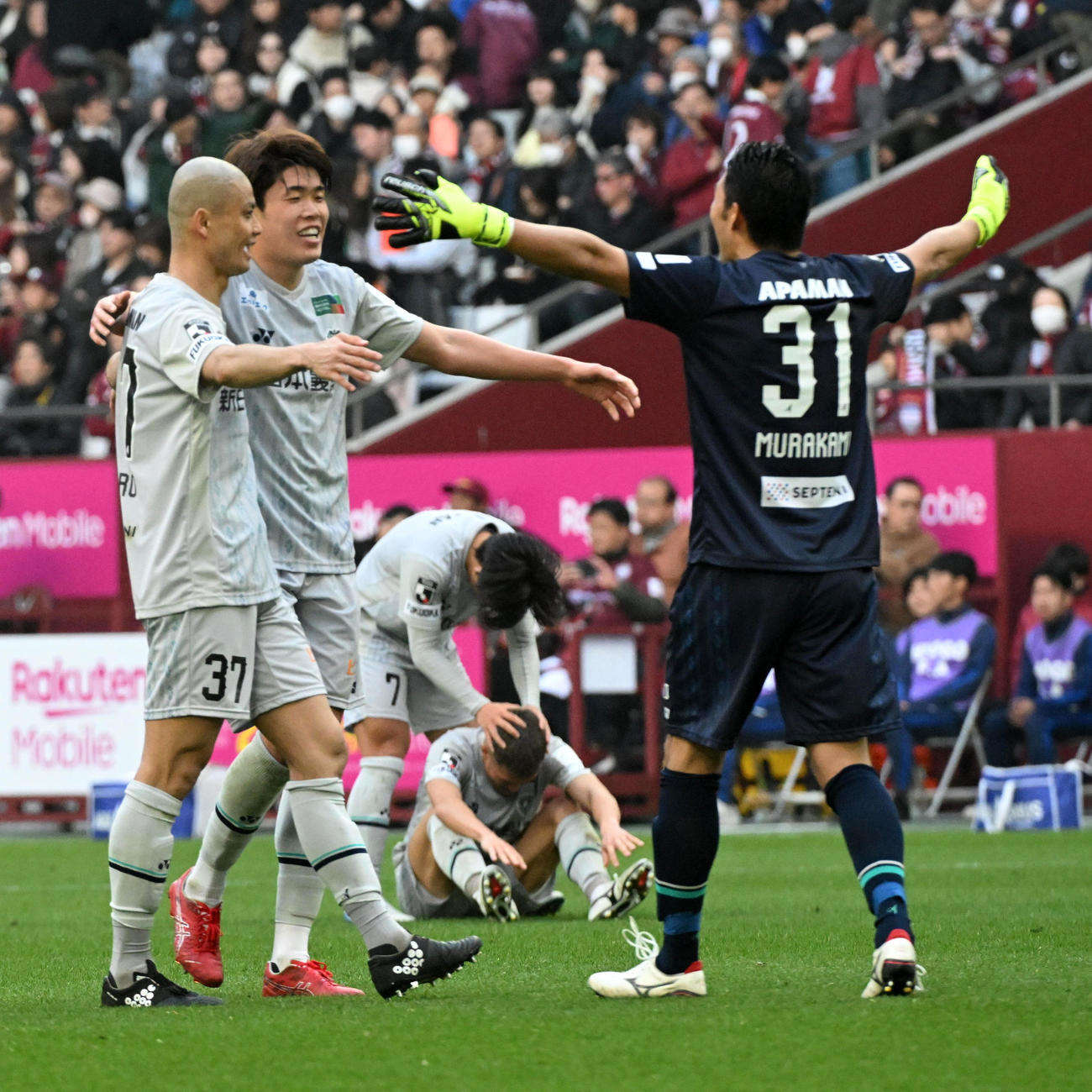神戸対福岡　神戸に勝利、喜ぶ福岡イレブン（撮影・前岡正明）