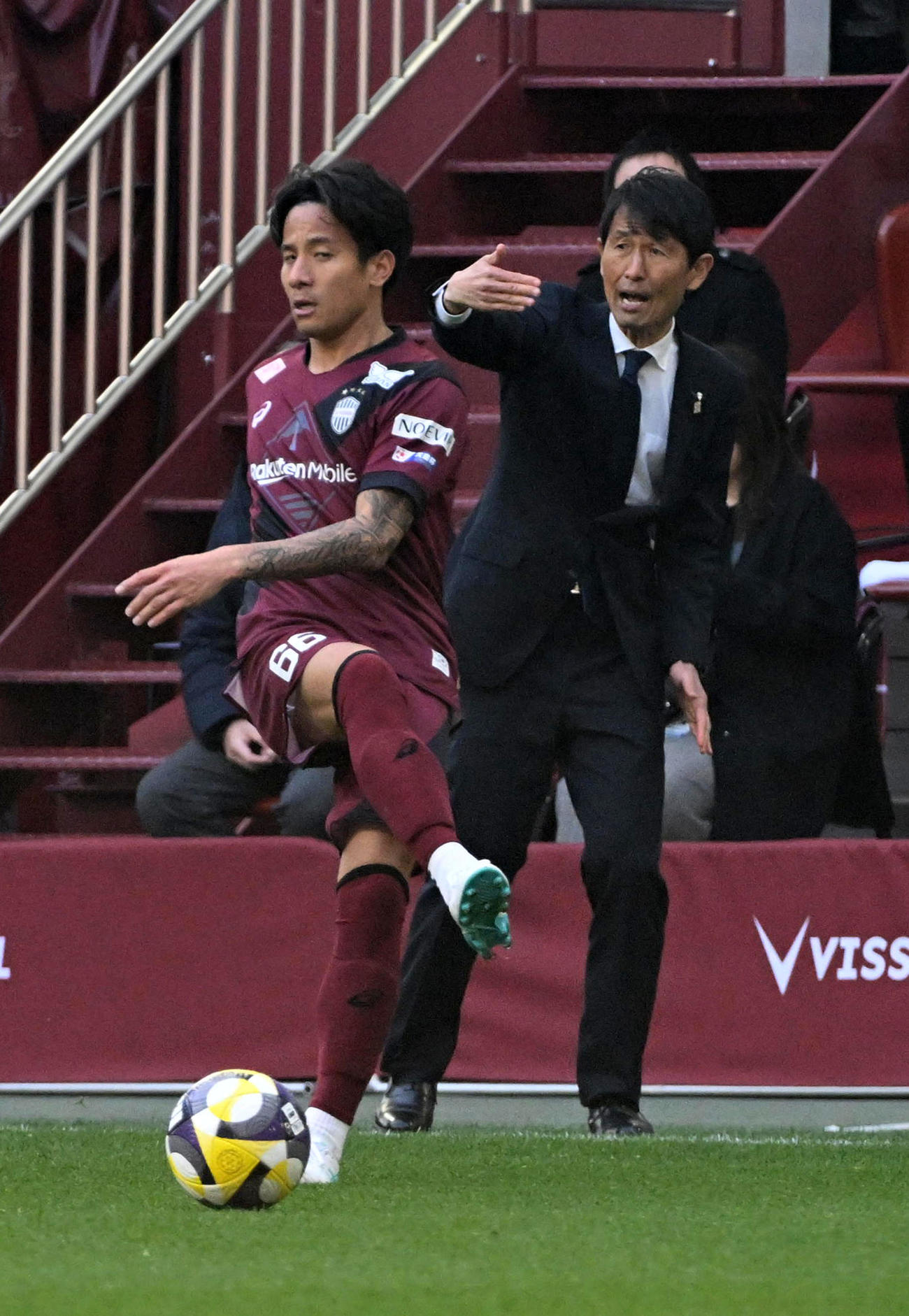 神戸対福岡　前半、指示を出す福岡金明輝監督（撮影・前岡正明）
