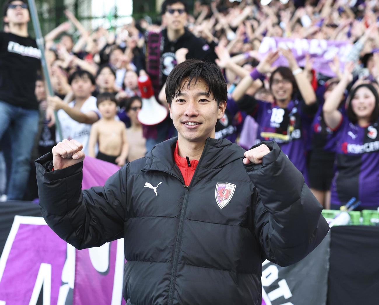 川崎に競り勝ち、ポーズをとる京都・奥川（共同）