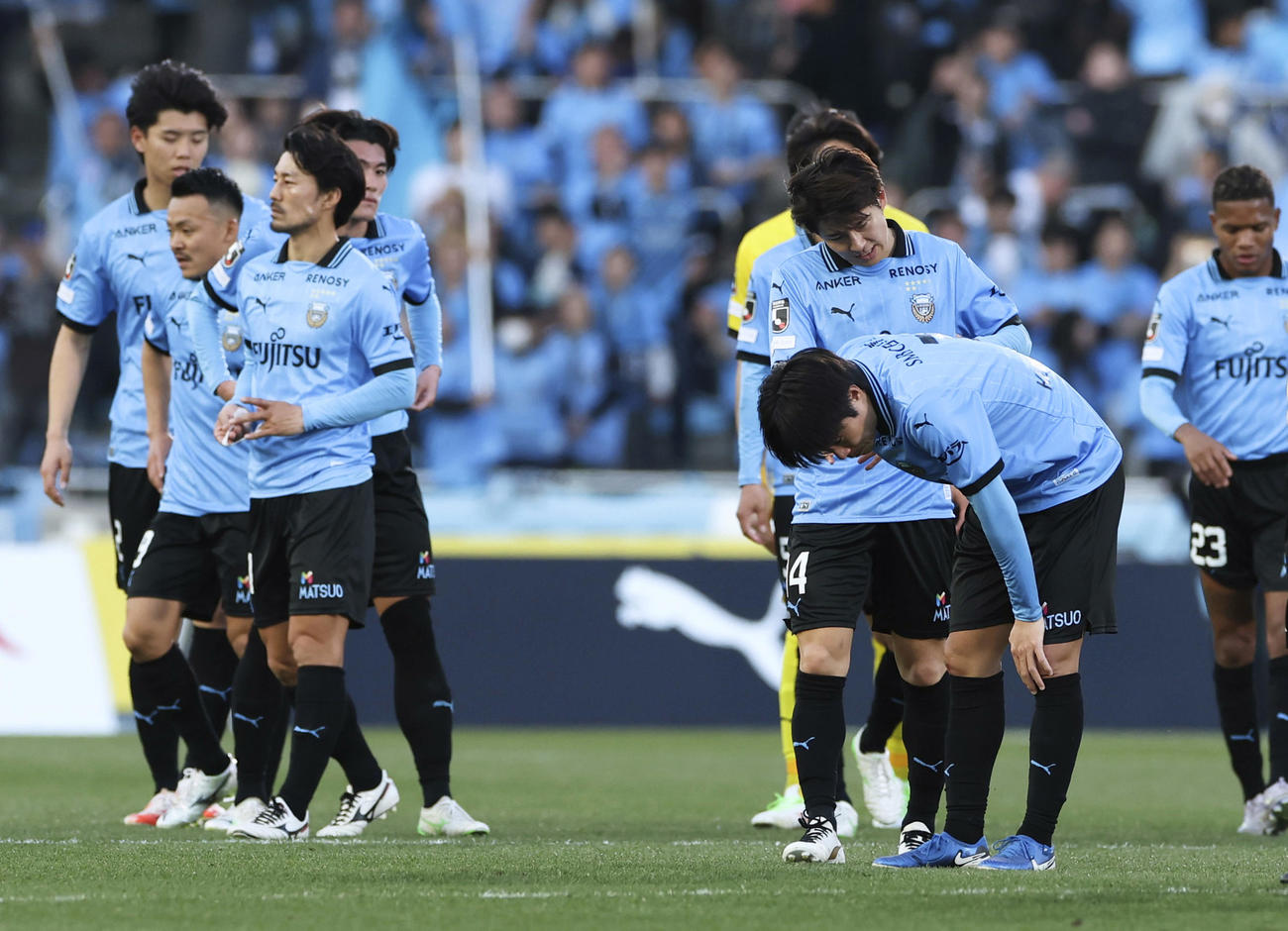京都に敗れ、肩を落とす川崎Fイレブン（共同）