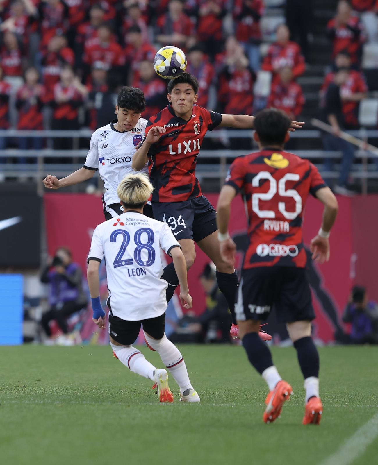 鹿島対東京　後半、競り合う東京北原（後方左）（撮影・河田真司）