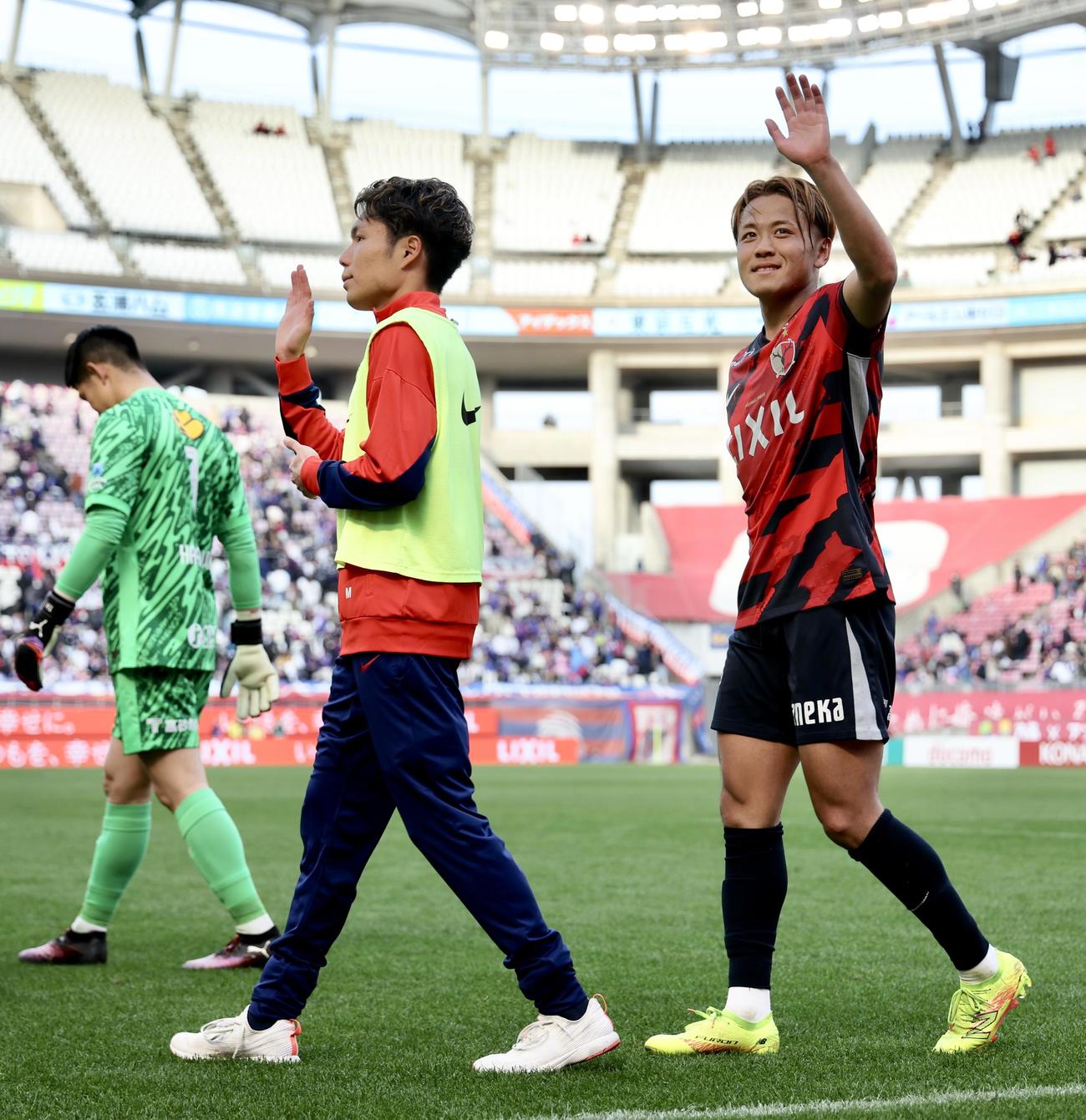 鹿島対東京　東京に勝利し、笑顔で引き揚げる鹿島師岡（右）（撮影・河田真司）