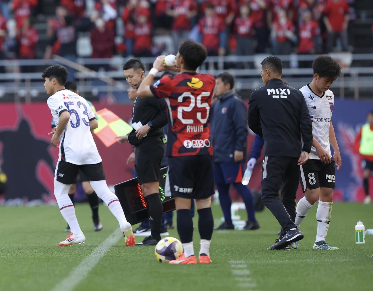 鹿島対東京　後半、ピッチに入る東京北原（左）（撮影・河田真司）