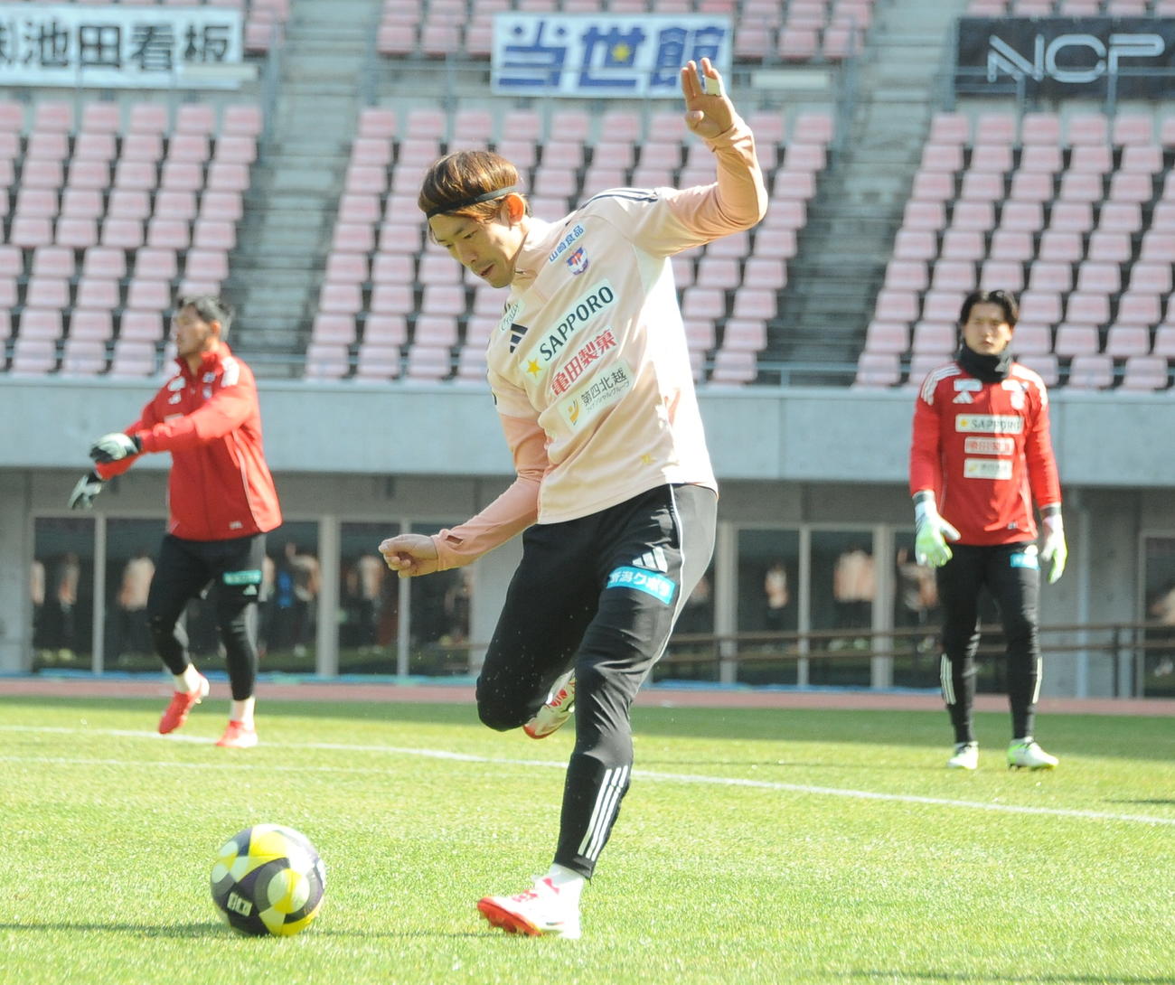 C大阪戦前日練習でキックする太田（中央）（撮影・小林忠）