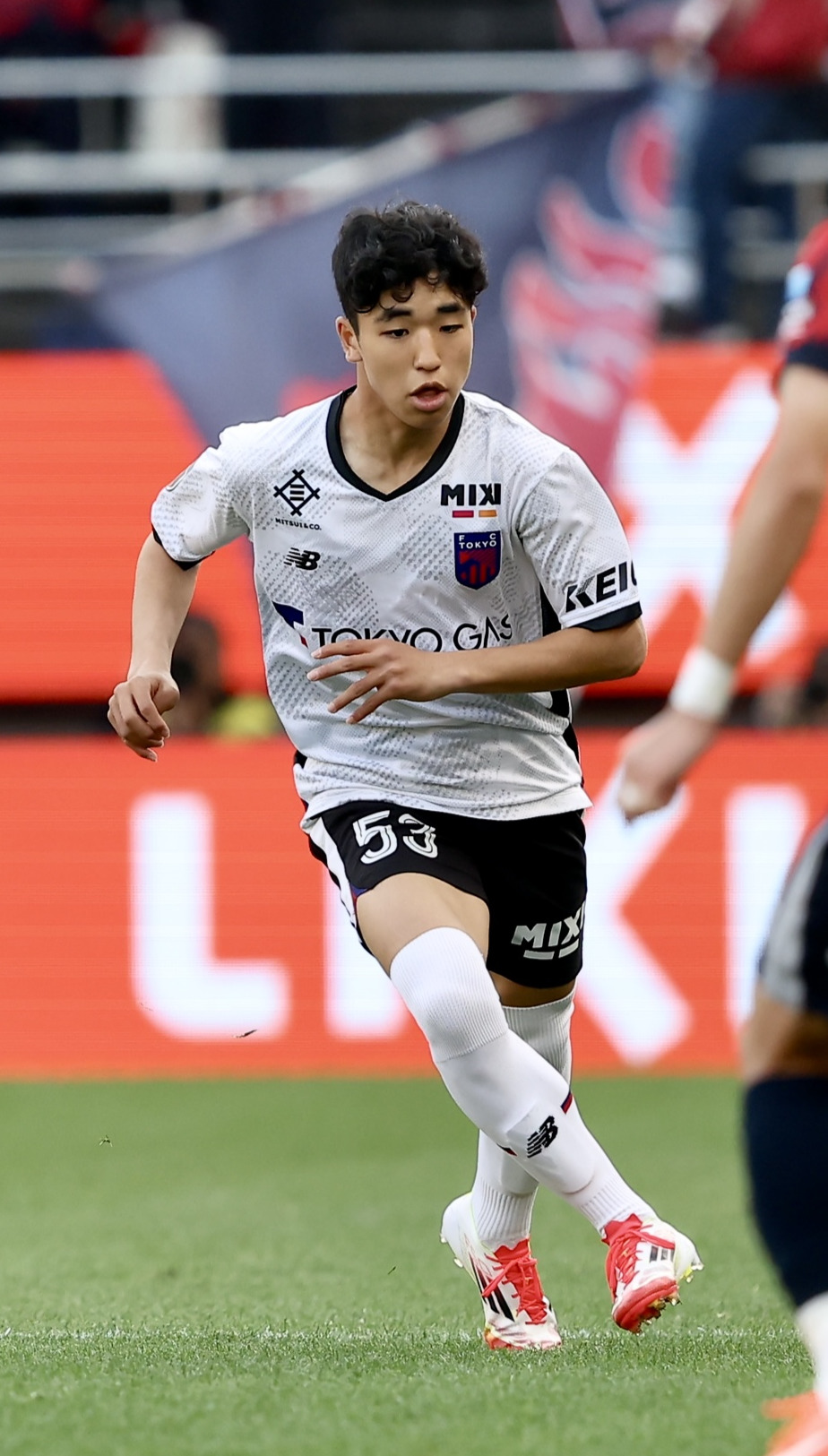 鹿島対東京　後半、ドリブルで攻め込む東京北原（撮影・河田真司）