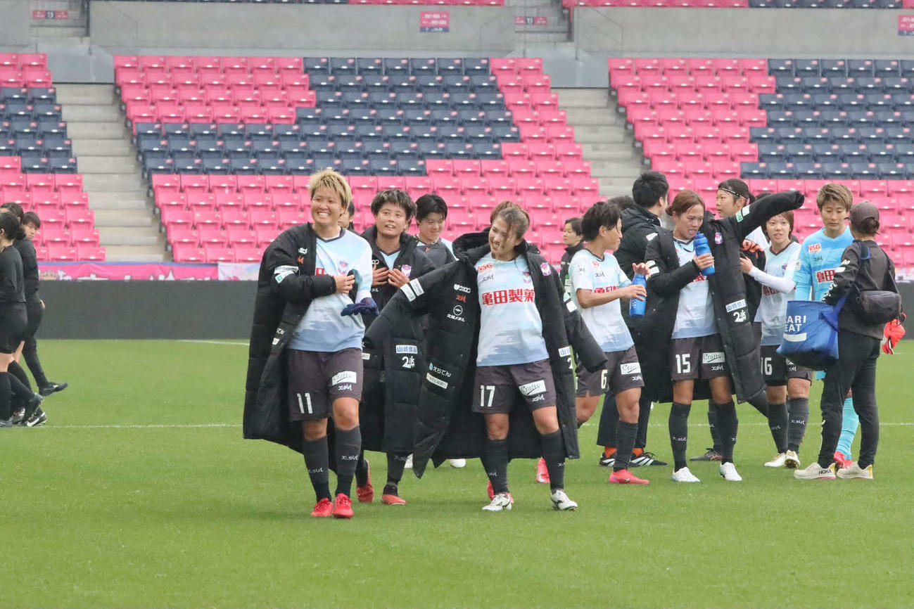 新潟L対C大阪ヤンマー　勝利し、笑顔を見せる新潟レディースの選手たち（クラブ提供）