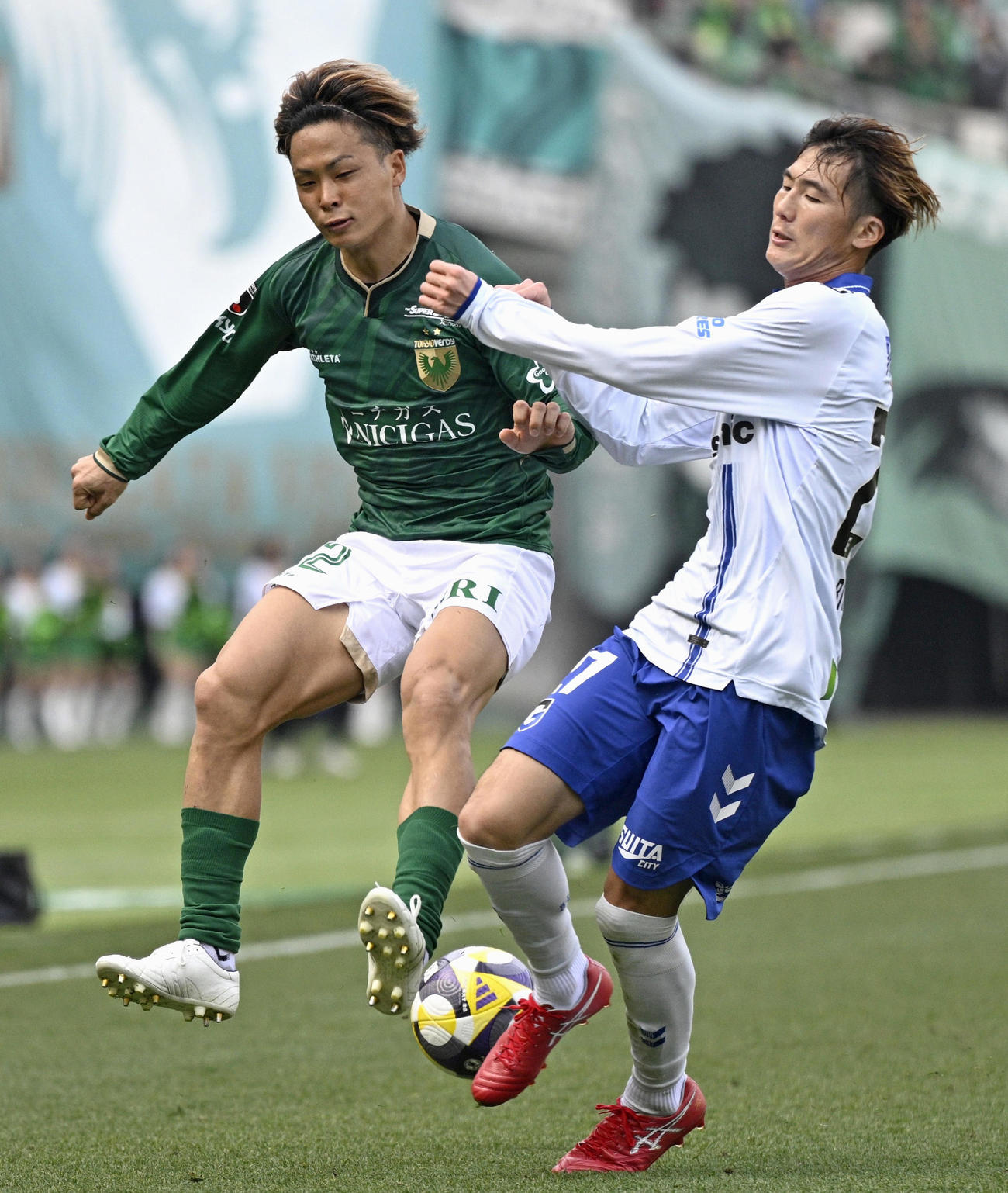 東京V対G大阪　前半、競り合う東京V・翁長（左）とG大阪・美藤（共同）