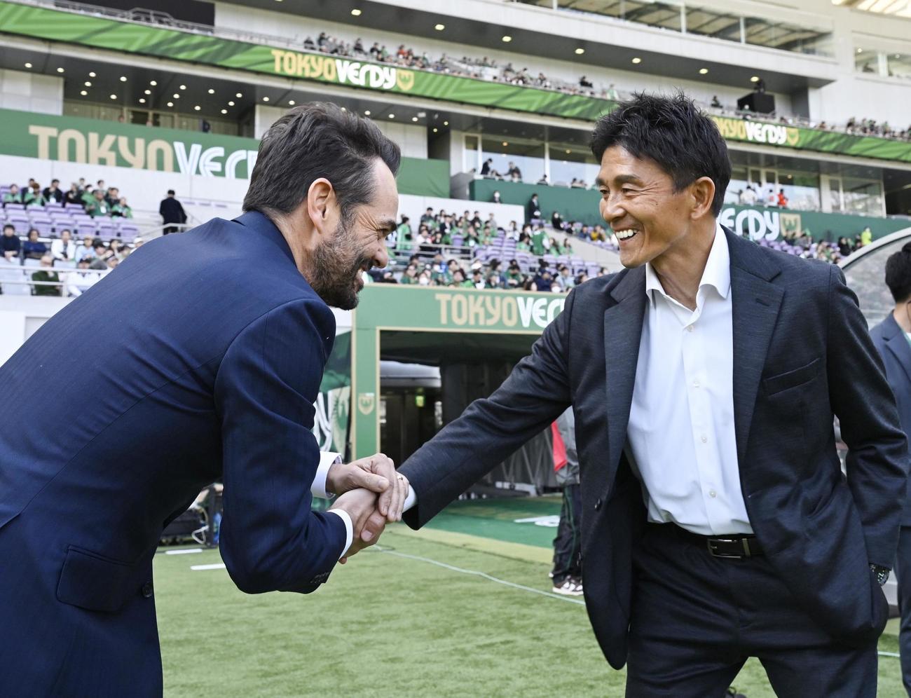 東京V対G大阪　試合前、握手を交わすG大阪・ポヤトス監督（左）と東京V・城福監督（共同）