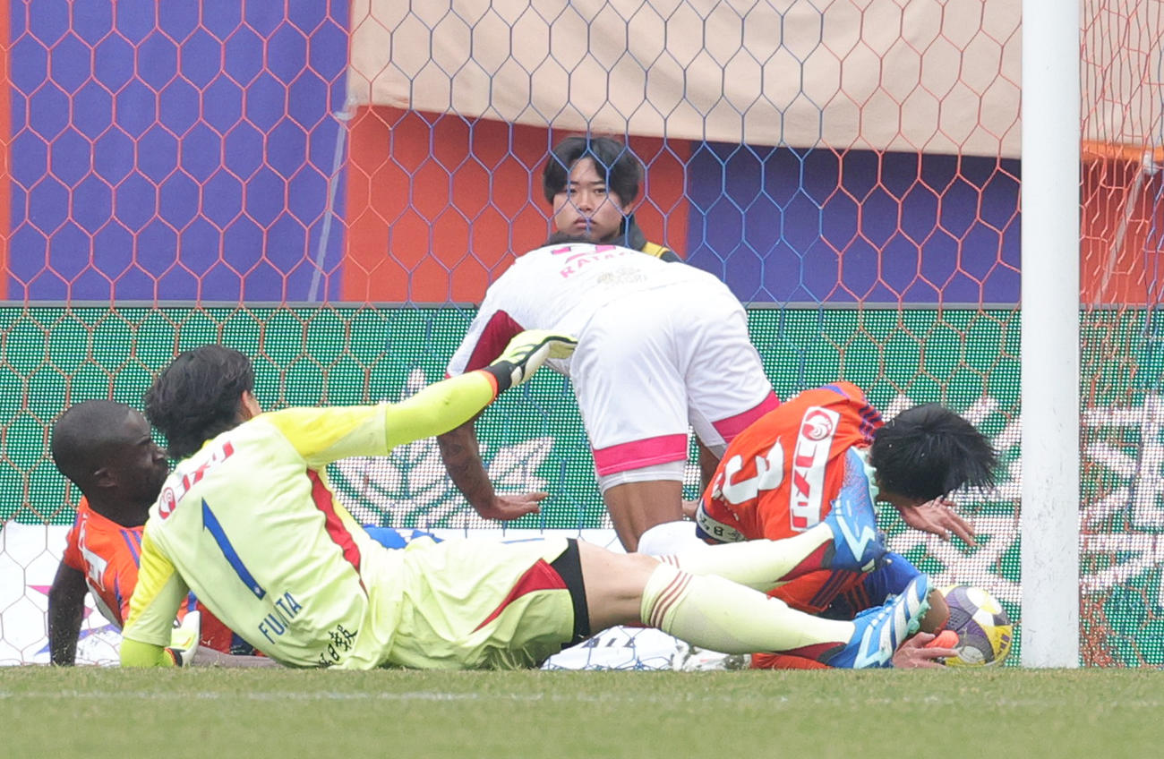 新潟対C大阪　後半、新潟は同点とされる（撮影・野上伸悟）