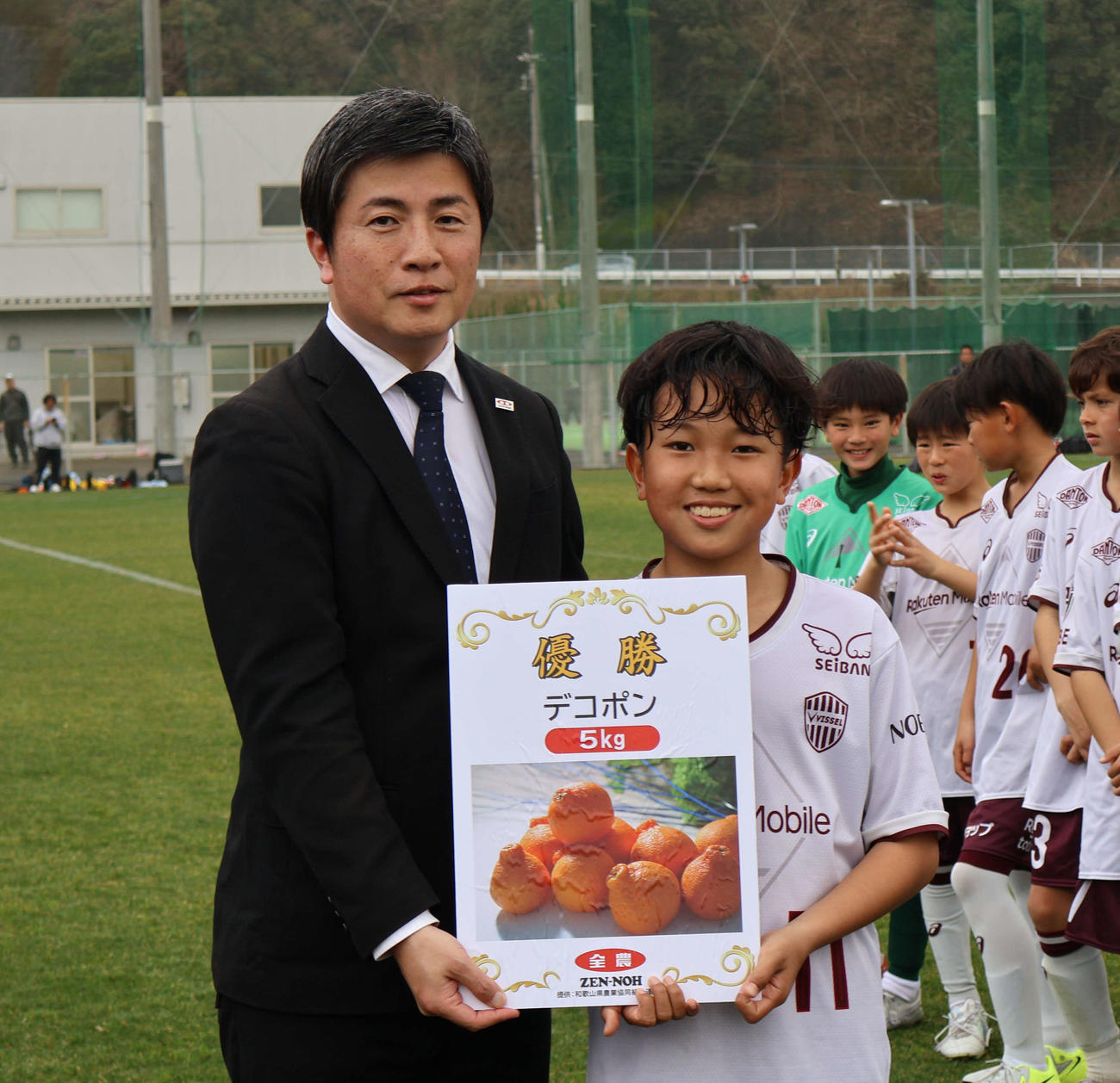 優勝チームに副賞を手渡すJA全農広報・調査部の澤田洋志部長（左）