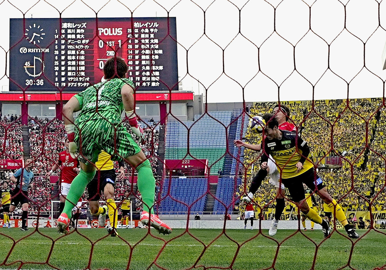 浦和―柏　前半、ヘディングでチーム2点目のゴールを決める柏・垣田（右手前）。GK西川（共同）