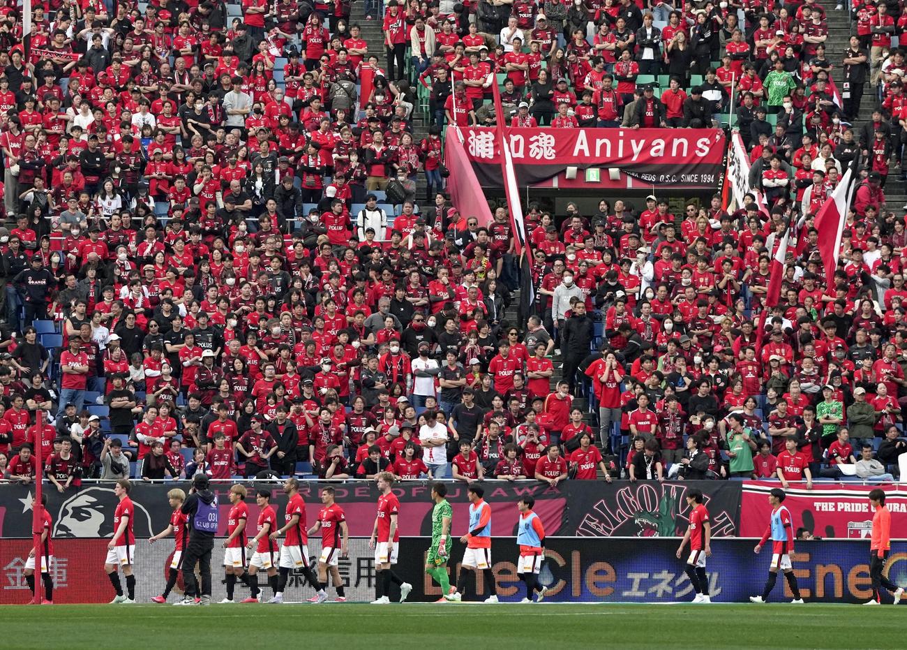 柏に敗れ、引き揚げる浦和の選手たち（下）（共同）