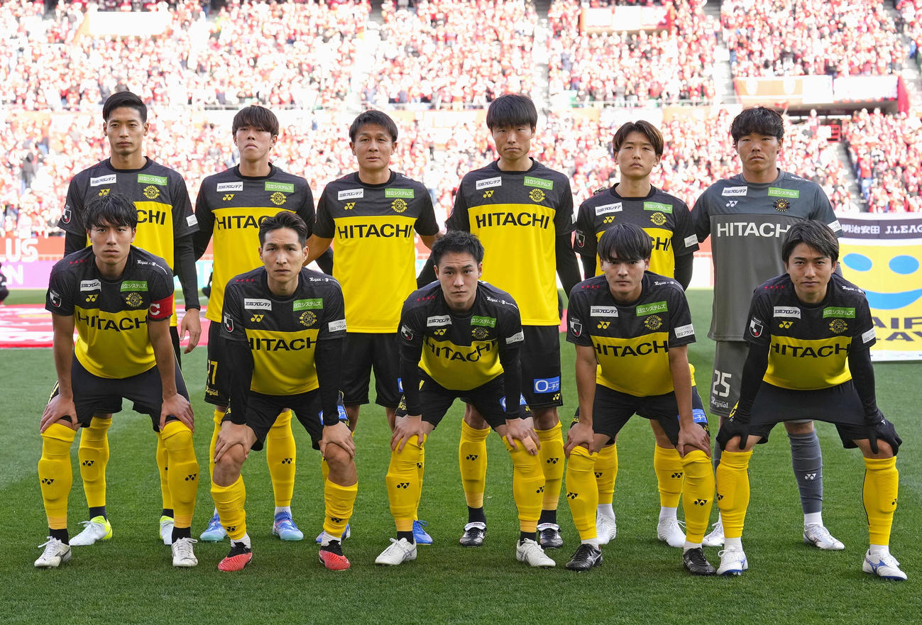 浦和戦に臨む柏イレブン＝埼玉スタジアム（共同）