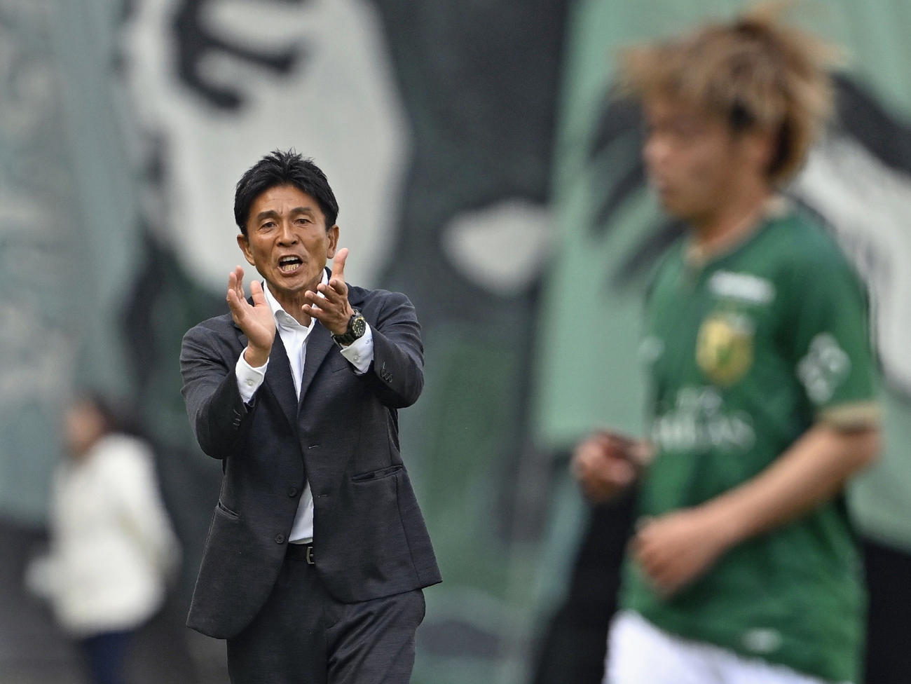 東京V対G大阪　前半、選手を鼓舞する東京V・城福監督（共同）