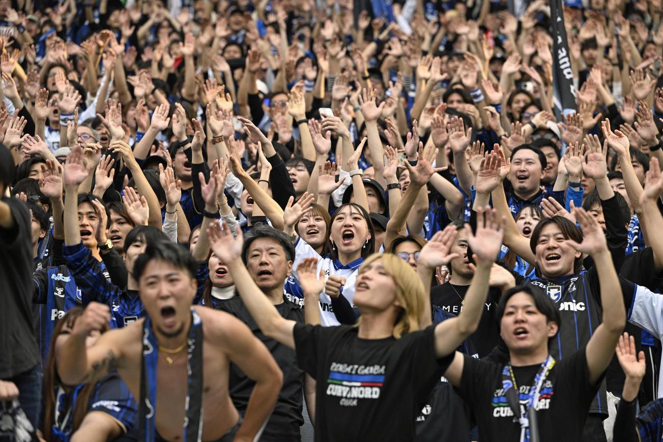 東京Vに競り勝ち、大喜びのG大阪サポーター（共同）
