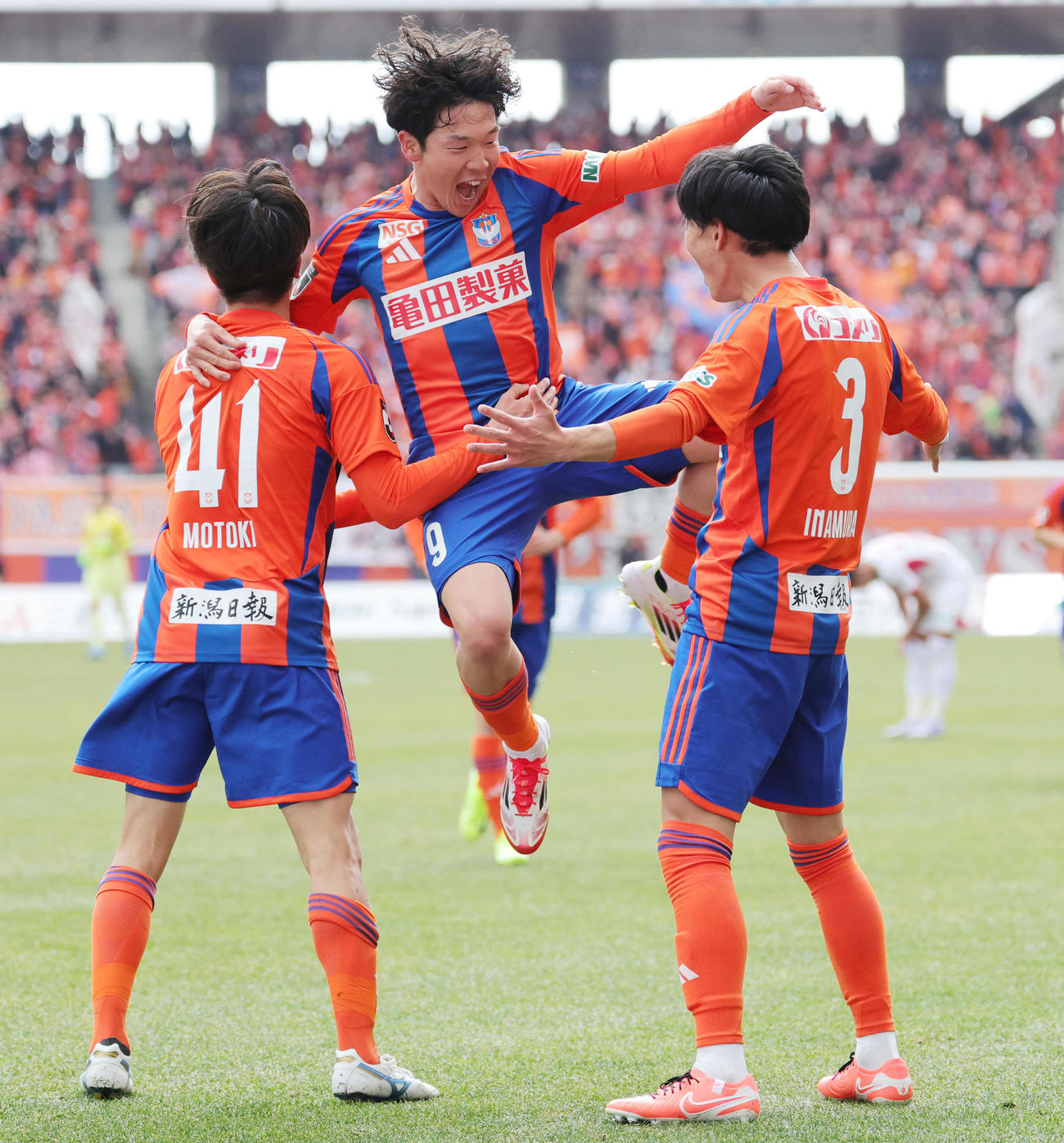 新潟対C大阪　前半、先制ゴールを決め喜ぶ喜ぶ新潟矢村（中央）（撮影・野上伸悟）