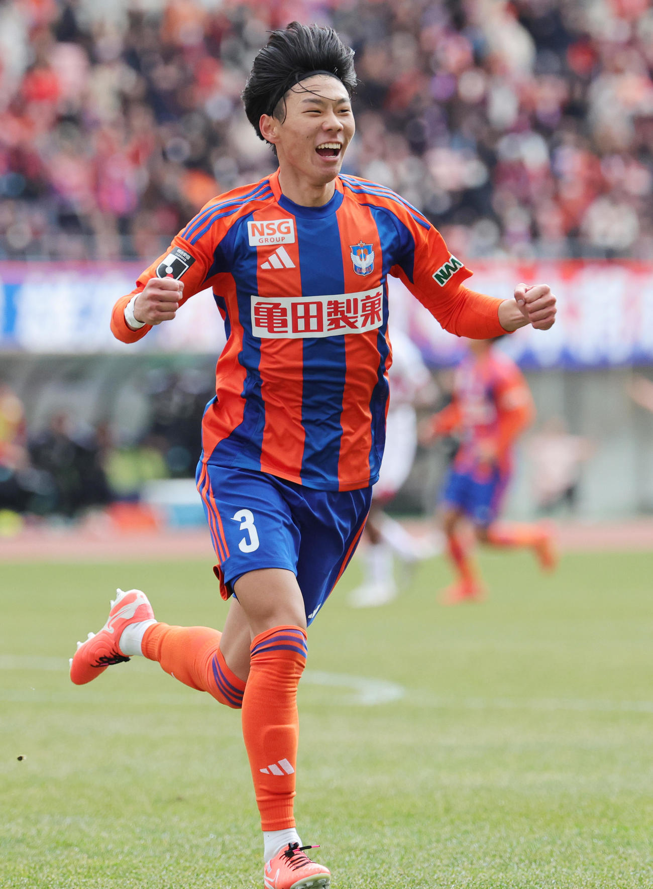 新潟対C大阪　前半、矢村健の先制ゴールを喜ぶ新潟稲村（撮影・野上伸悟）