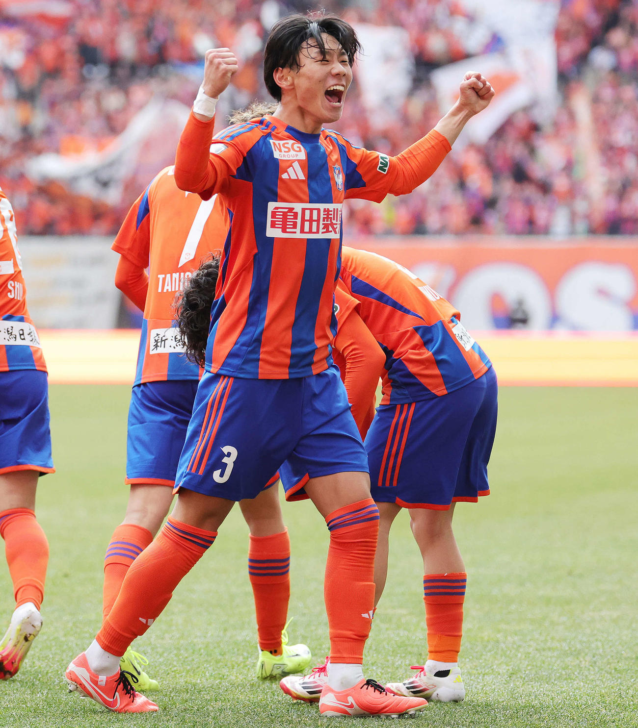 新潟対C大阪　前半、矢村健の先制ゴールを喜ぶ新潟稲村（撮影・野上伸悟）