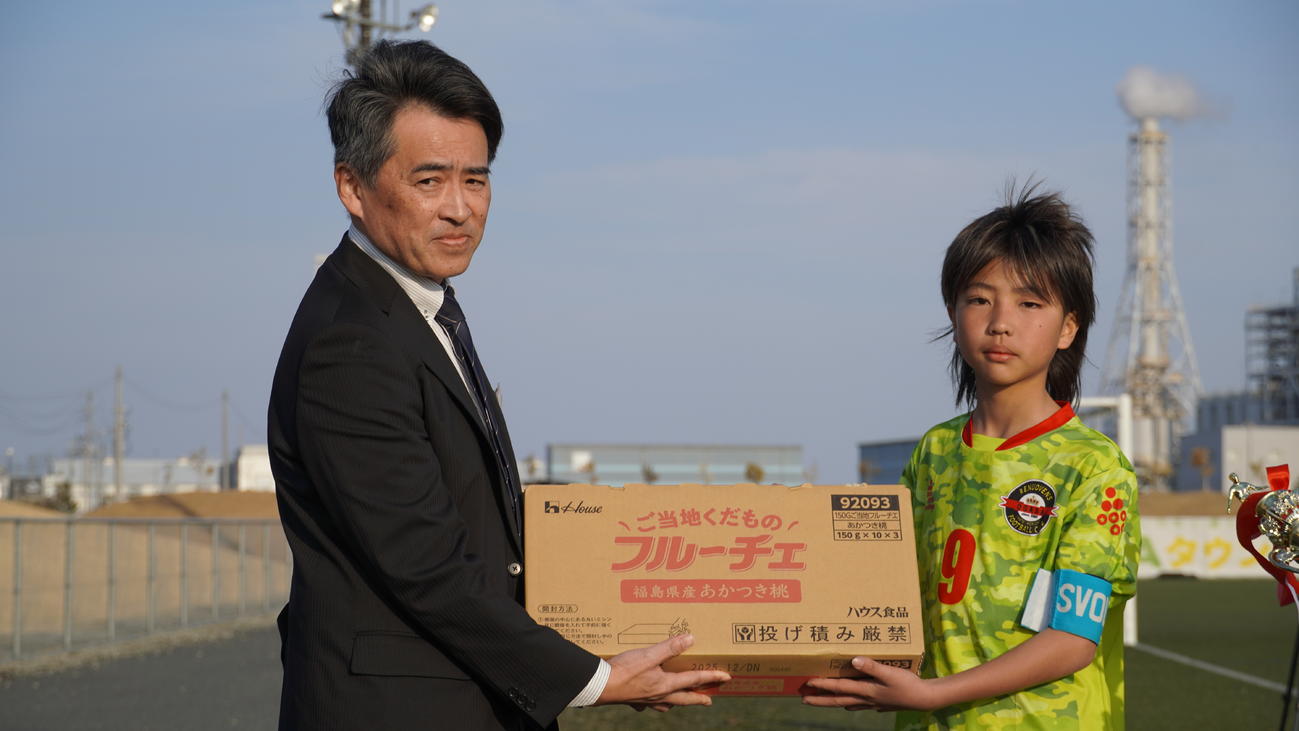 副賞として「ニッポンエールフルーチェ福島県産あかつき桃」などが贈られた