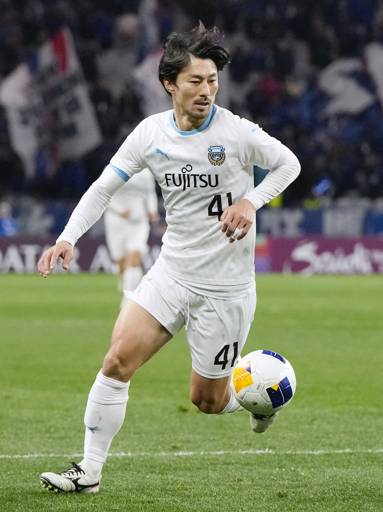 後半、攻め込む川崎F家長（共同）