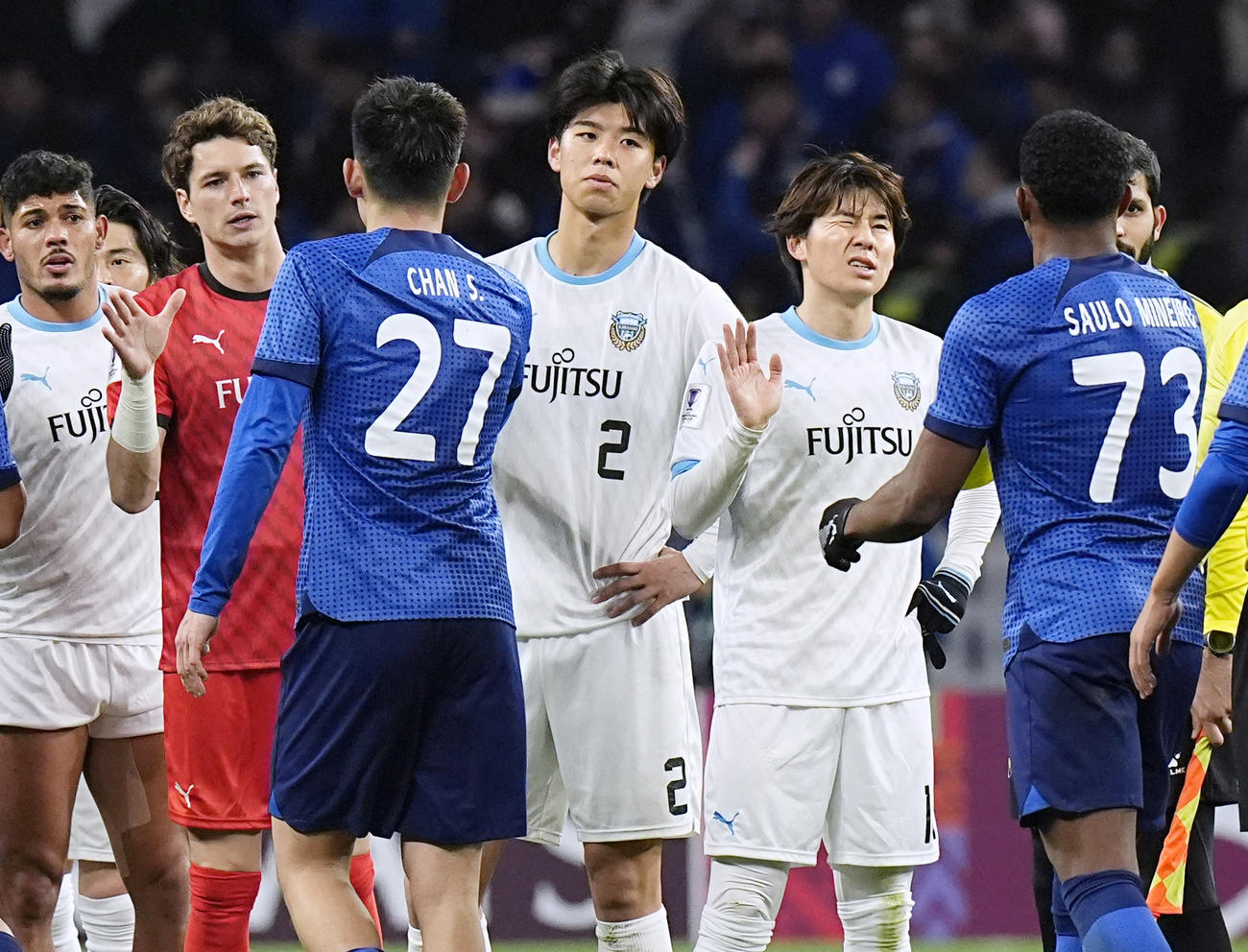 上海申花に敗れ、健闘をたたえ合う川崎F脇坂（右から2人目）ら（共同）