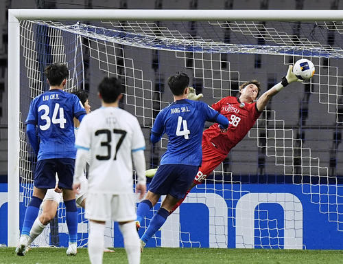 前半、セーブする川崎FのGK山口（右端）（共同）